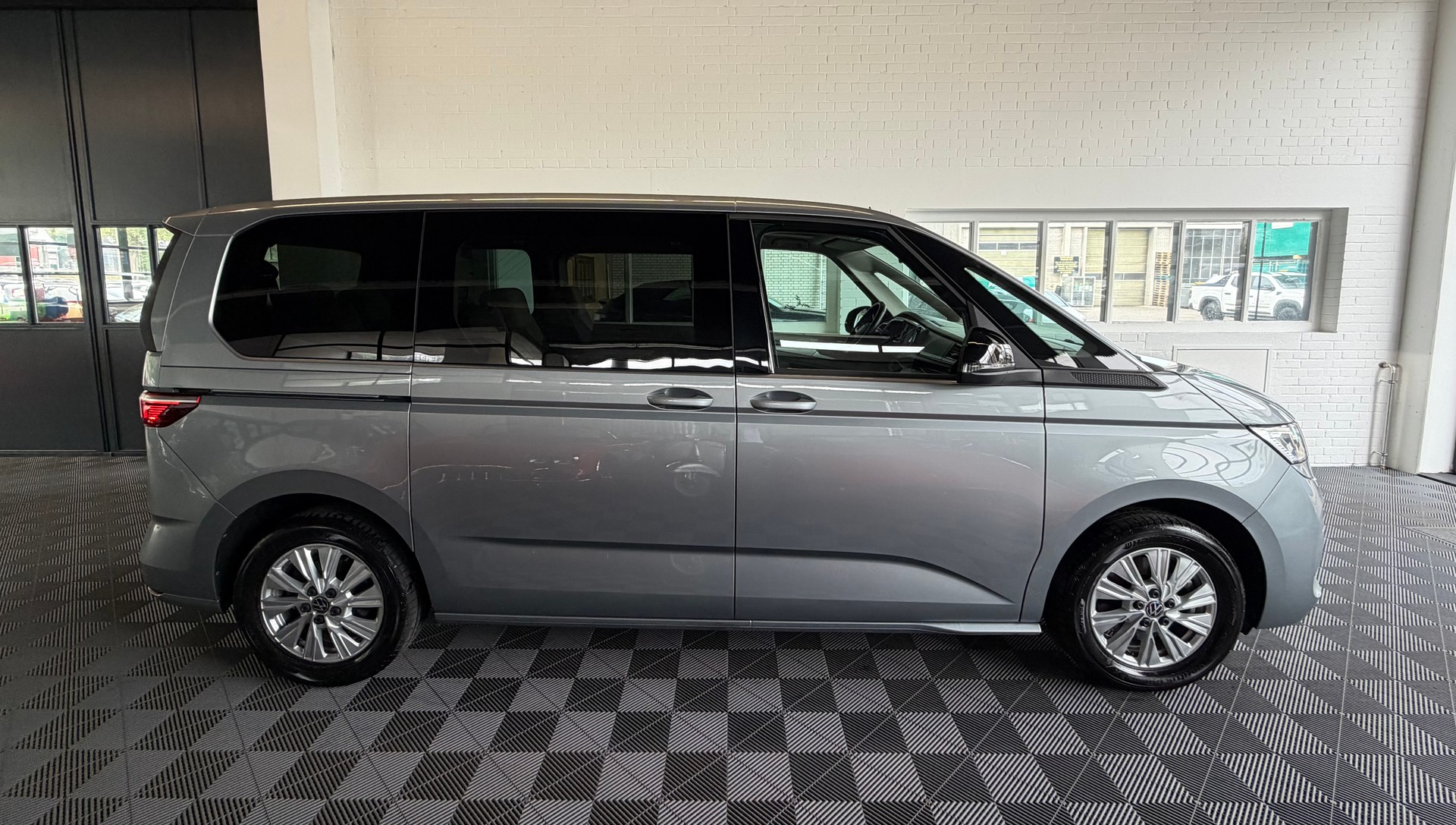 VW Multivan 2.0 TSI 204 PS DSG * STANDHEIZUNG * 7 SITZE *-image-1