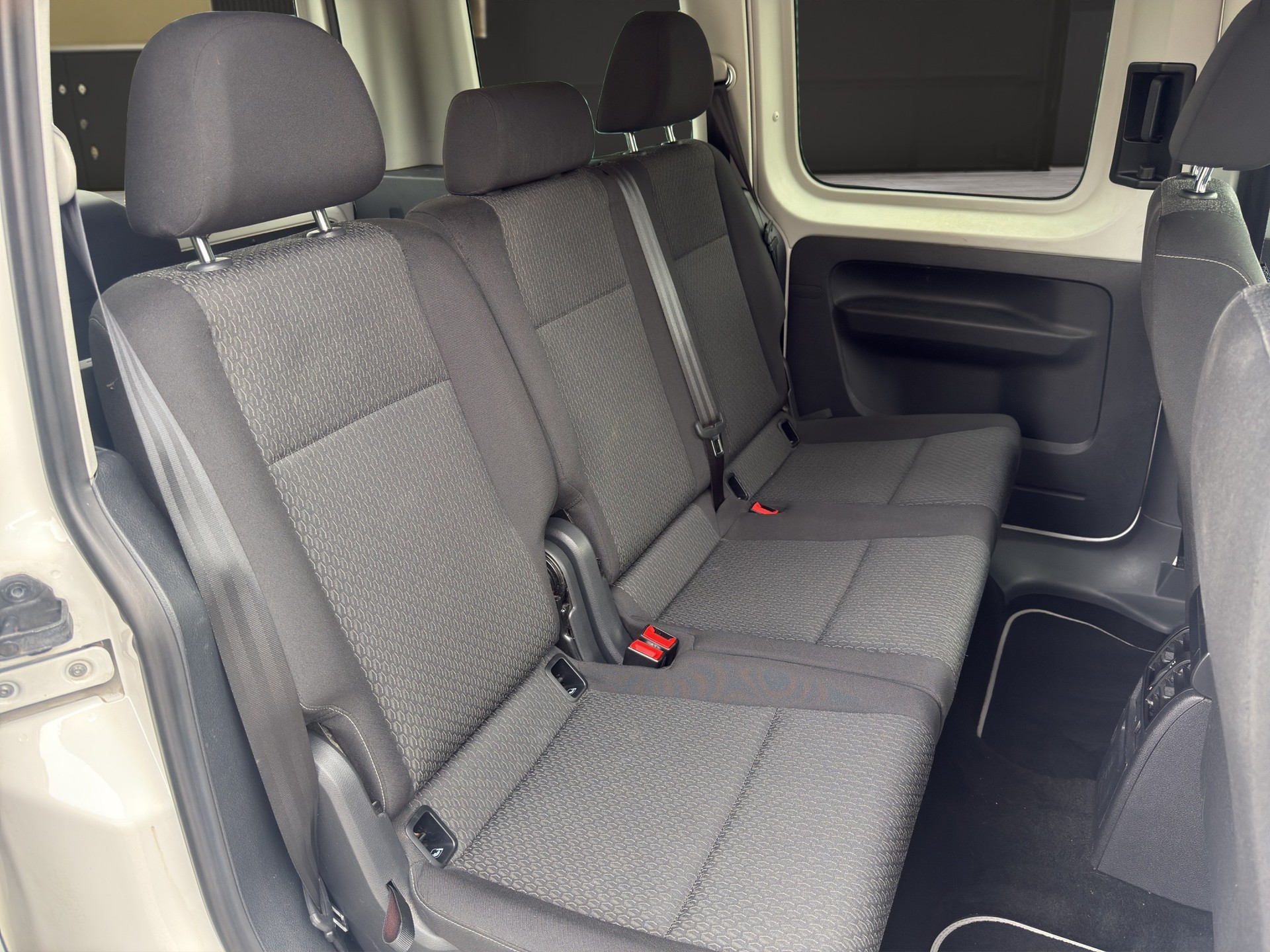 VW Caddy 2.0 TDI Family DSG-image-12
