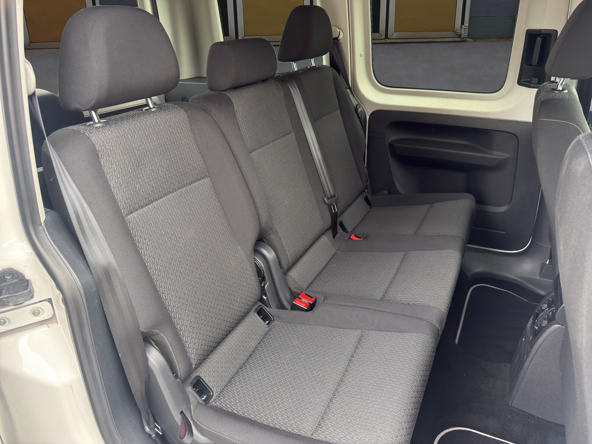 VW Caddy 2.0 TDI Family DSG-image-12