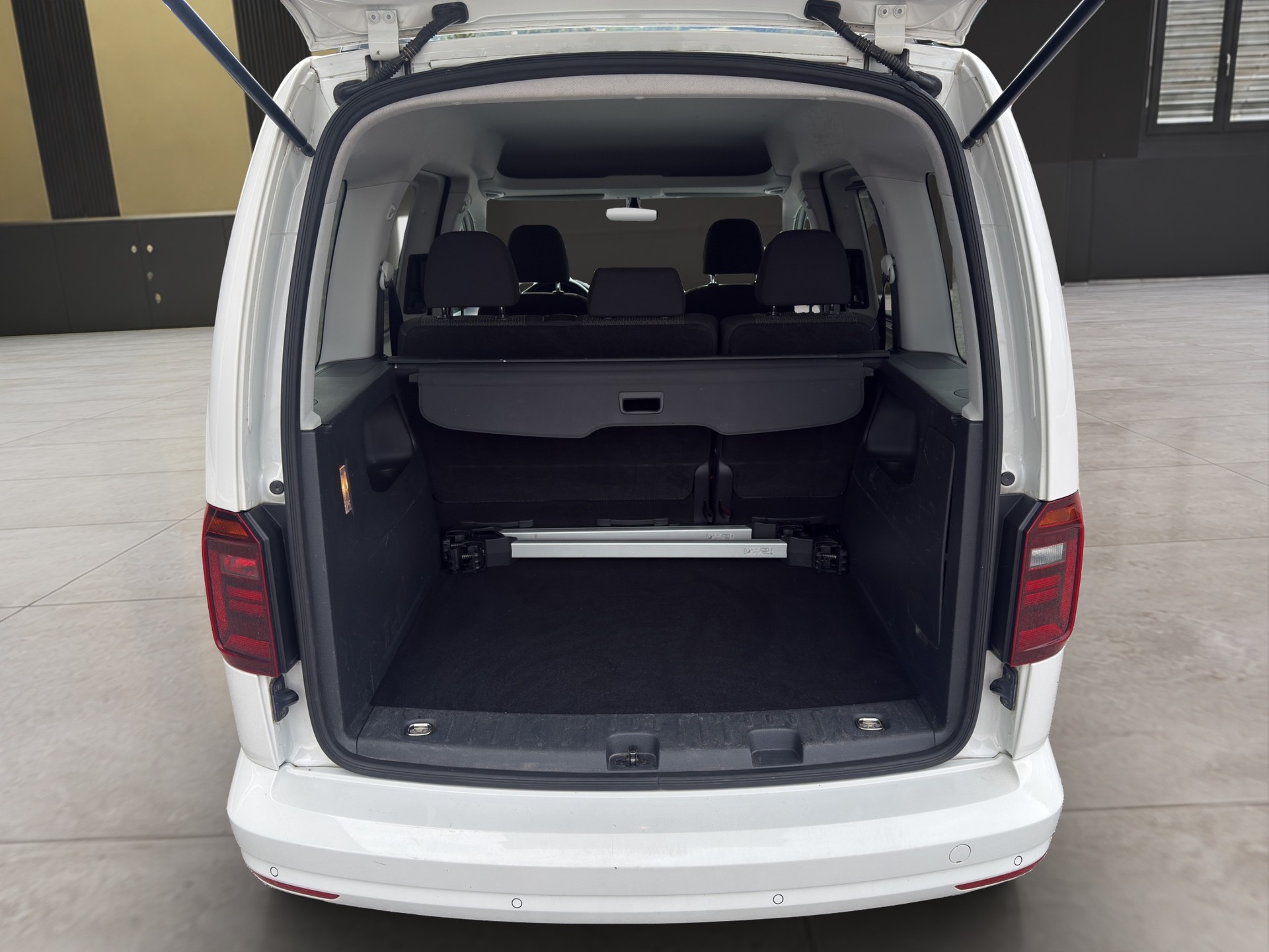 VW Caddy 2.0 TDI Family DSG-image-13