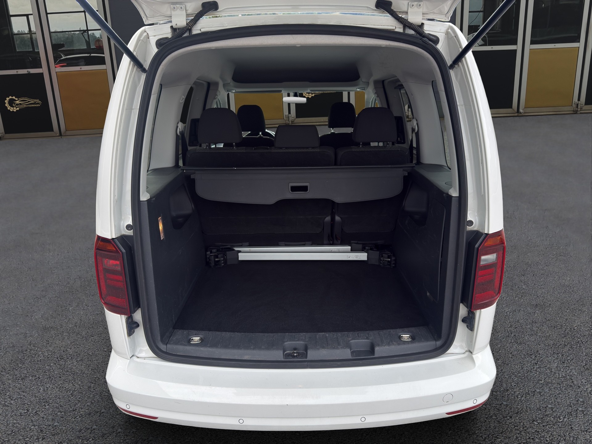VW Caddy 2.0 TDI Family DSG-image-13