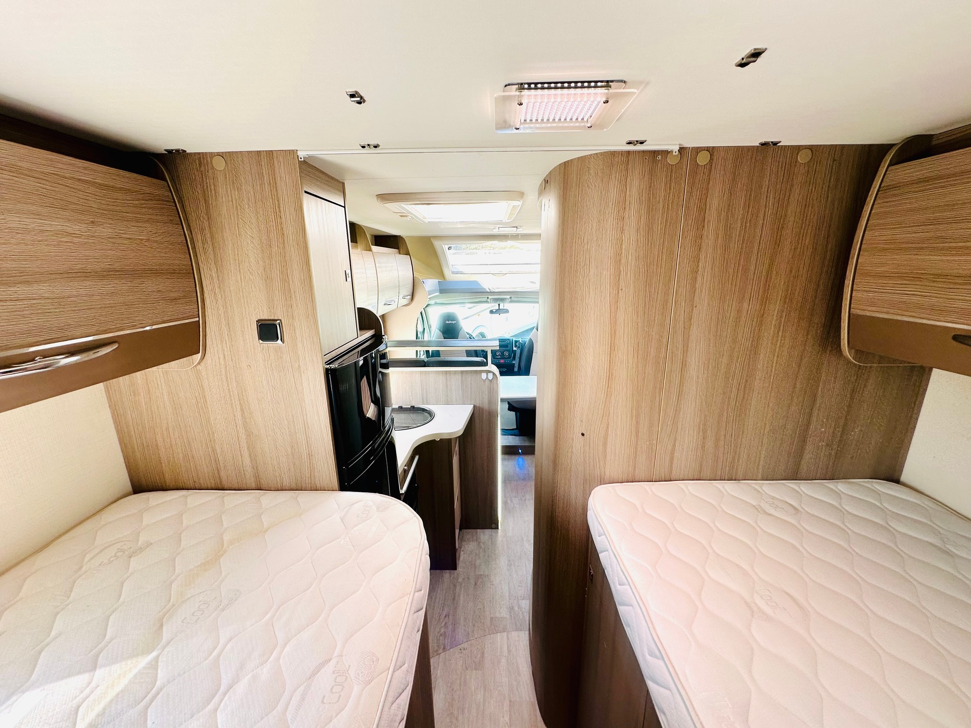 FIAT 2.3JTD 150PS Challenger ***Längsbett / RIESEN-HECK-GARAGE-image-19