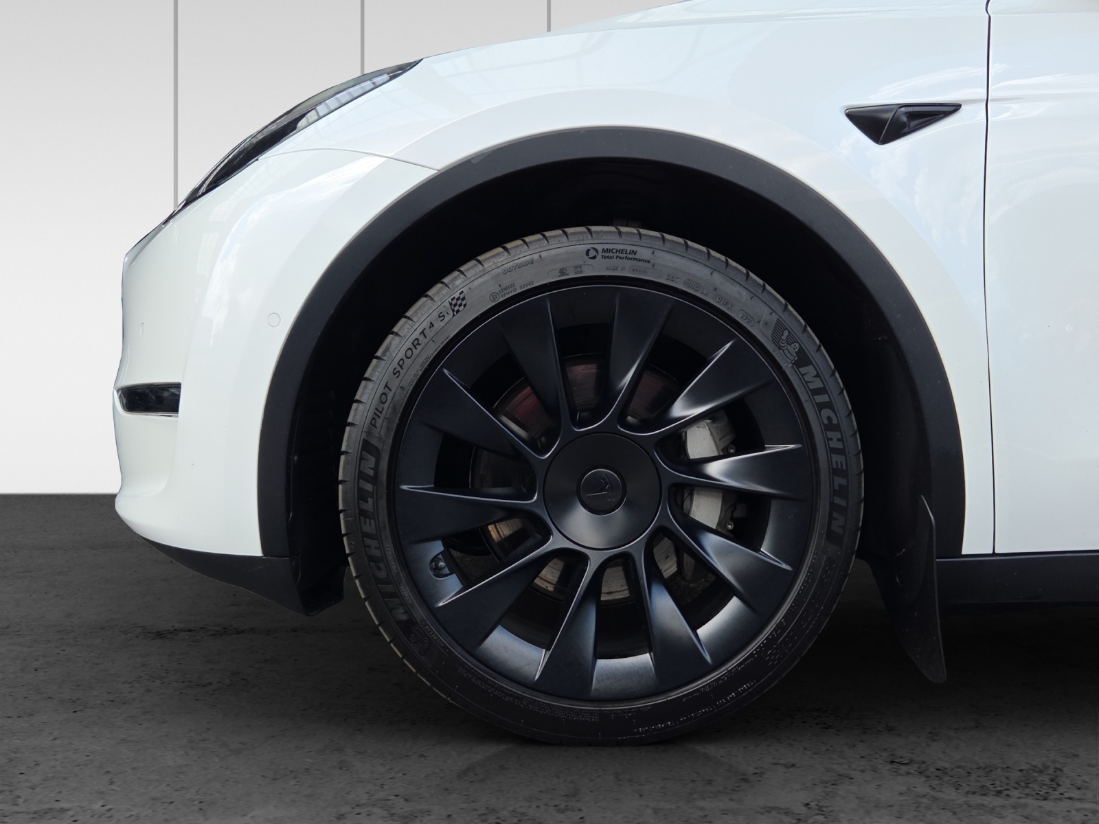 TESLA Model Y Long Range-image-4