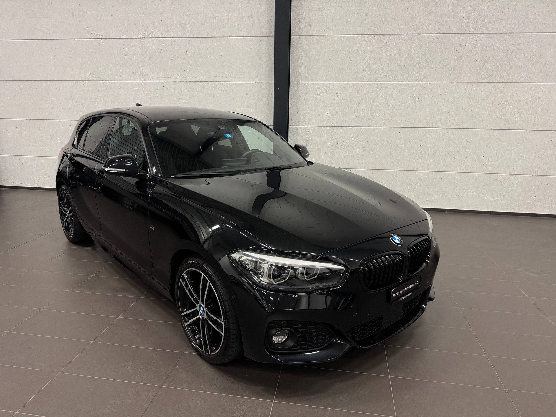 BMW 120d xDrive Edition M Sport Steptronic-image-1