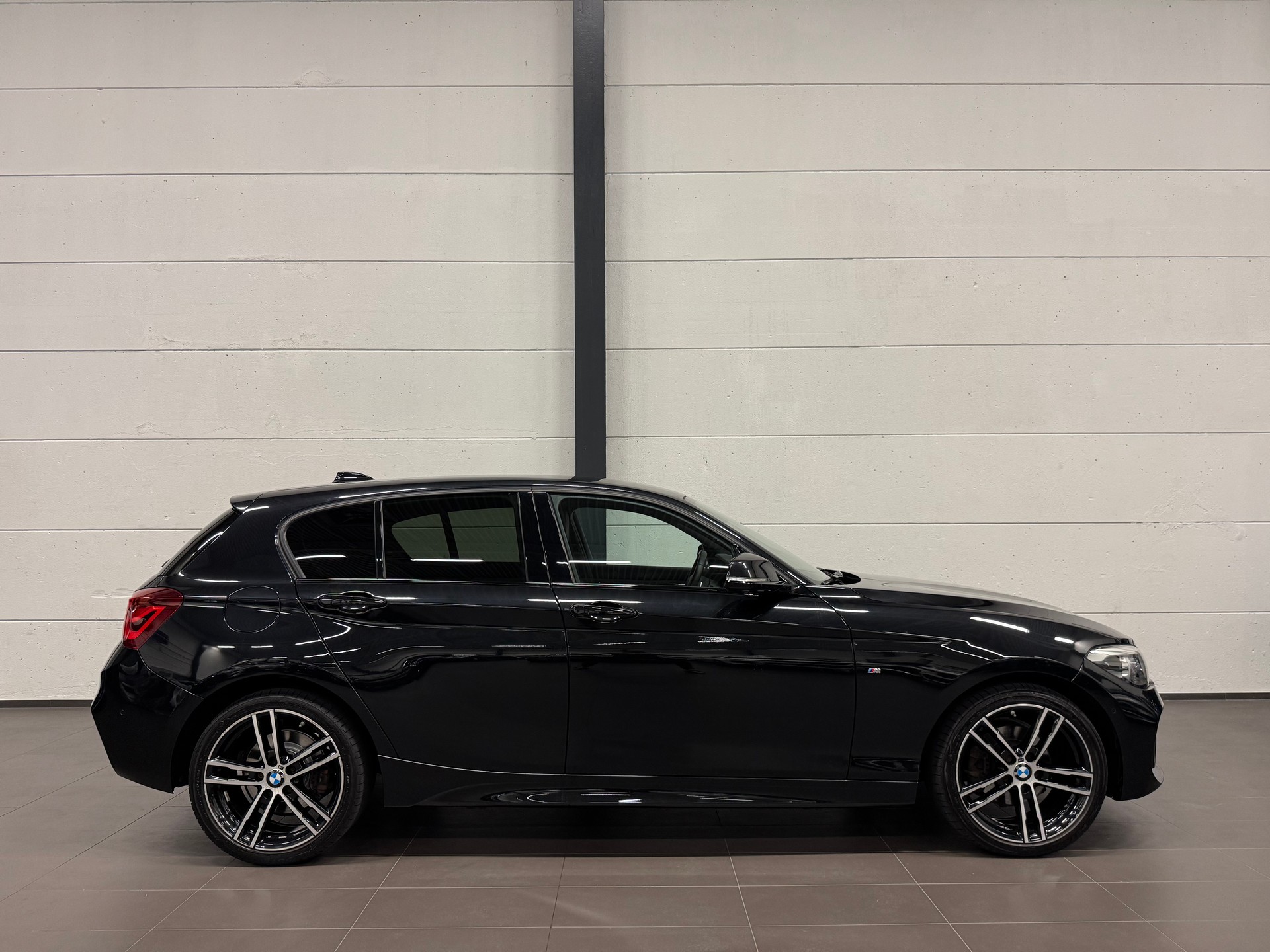 BMW 120d xDrive Edition M Sport Steptronic-image-8