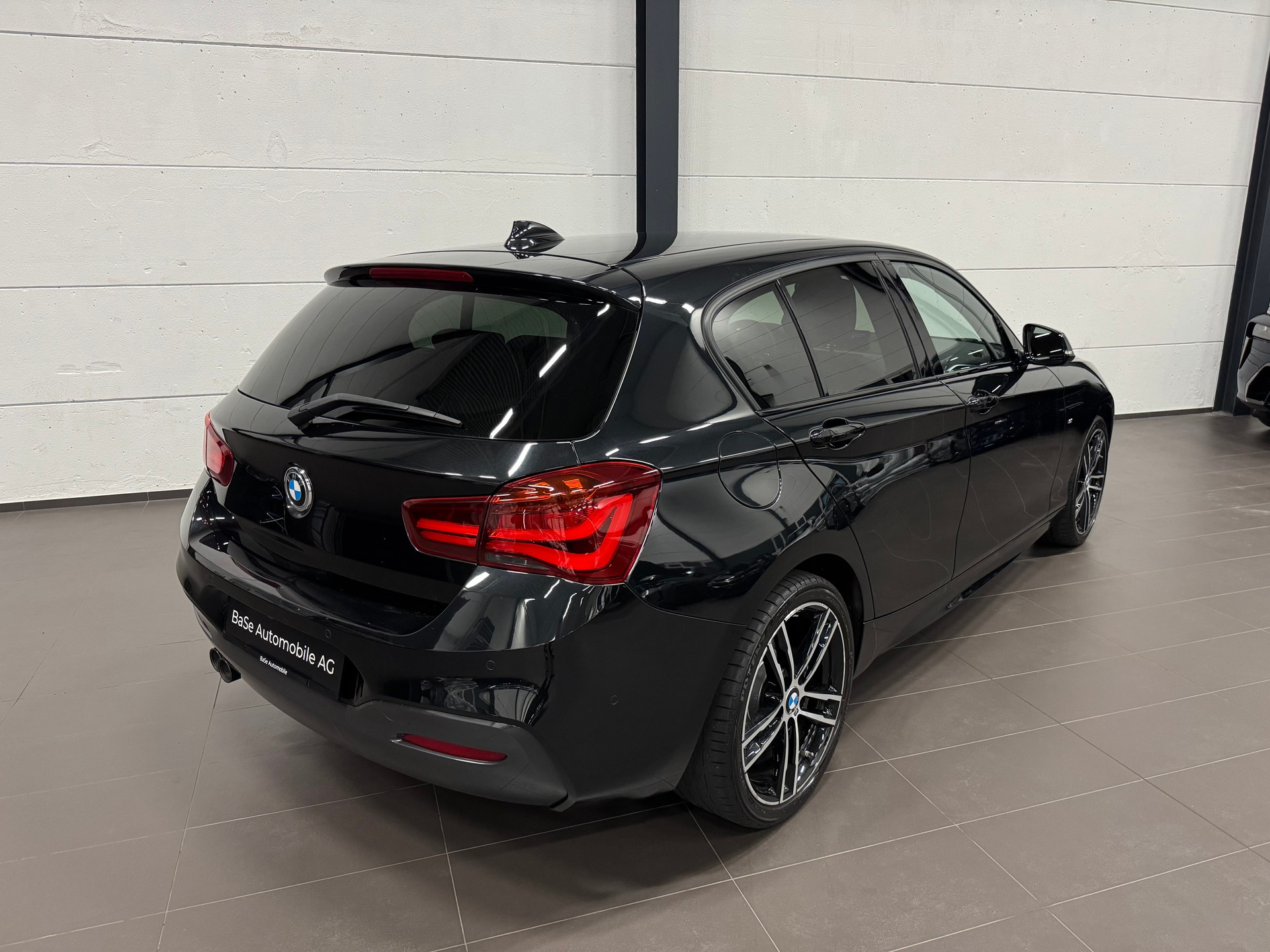 BMW 120d xDrive Edition M Sport Steptronic-image-13