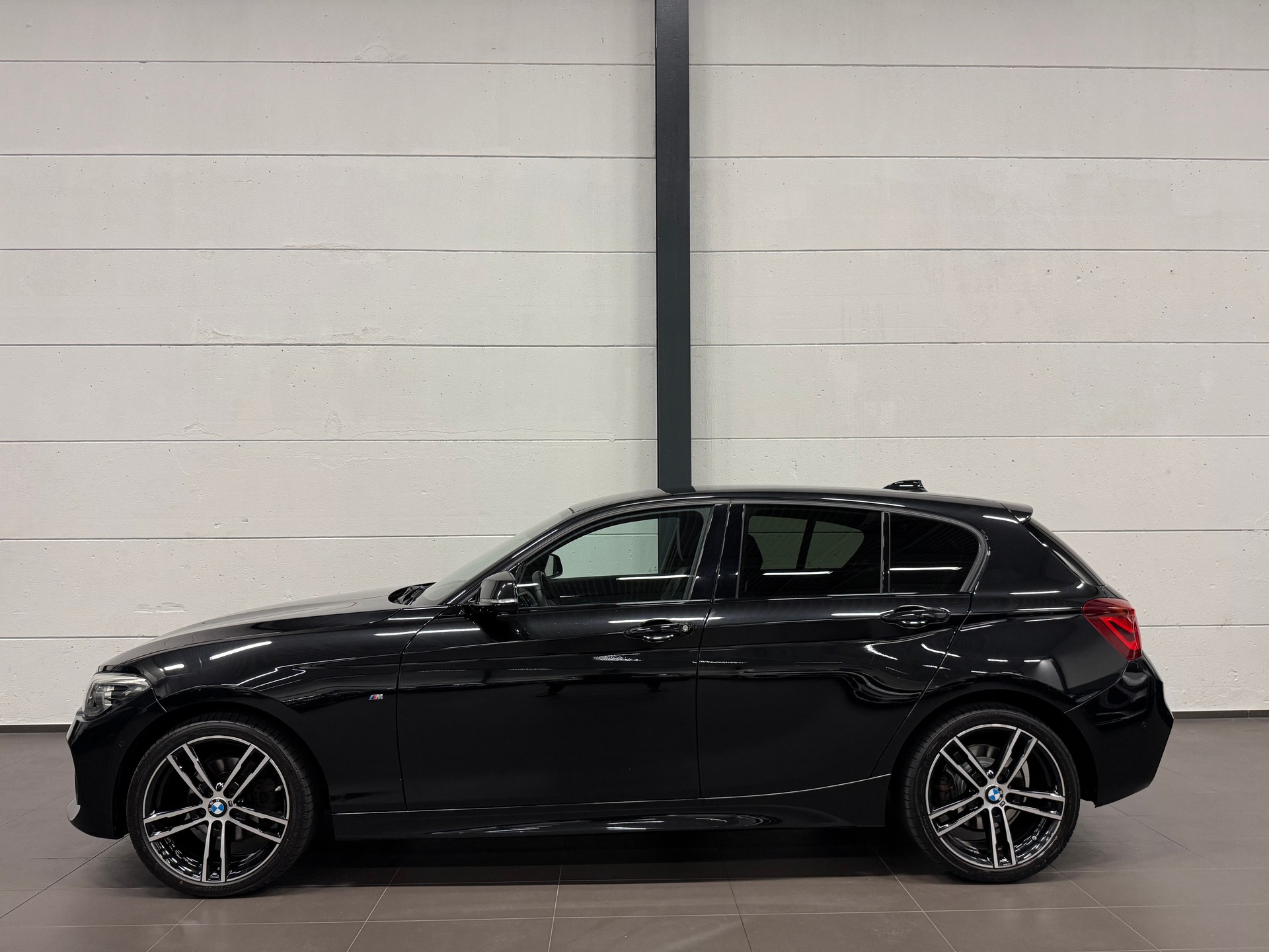 BMW 120d xDrive Edition M Sport Steptronic-image-9