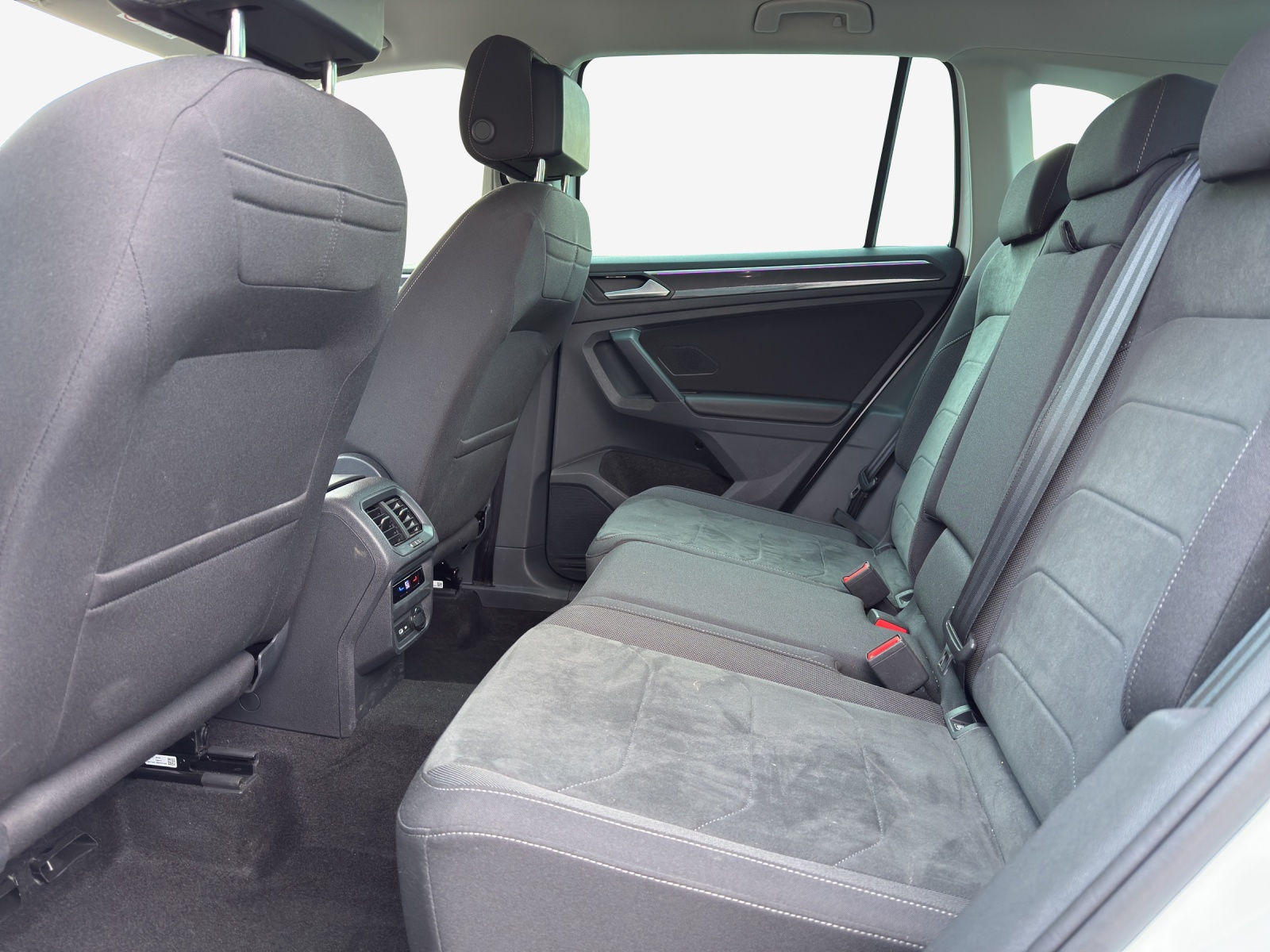 VW Tiguan 2.0 TDI SCR Elegance 4Motion DSG-image-11