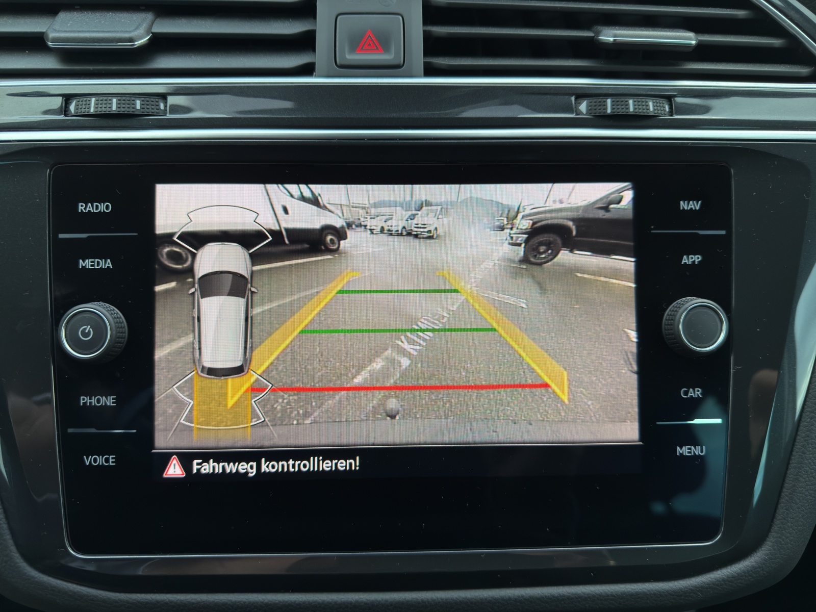 VW Tiguan 2.0 TDI SCR Elegance 4Motion DSG-image-14