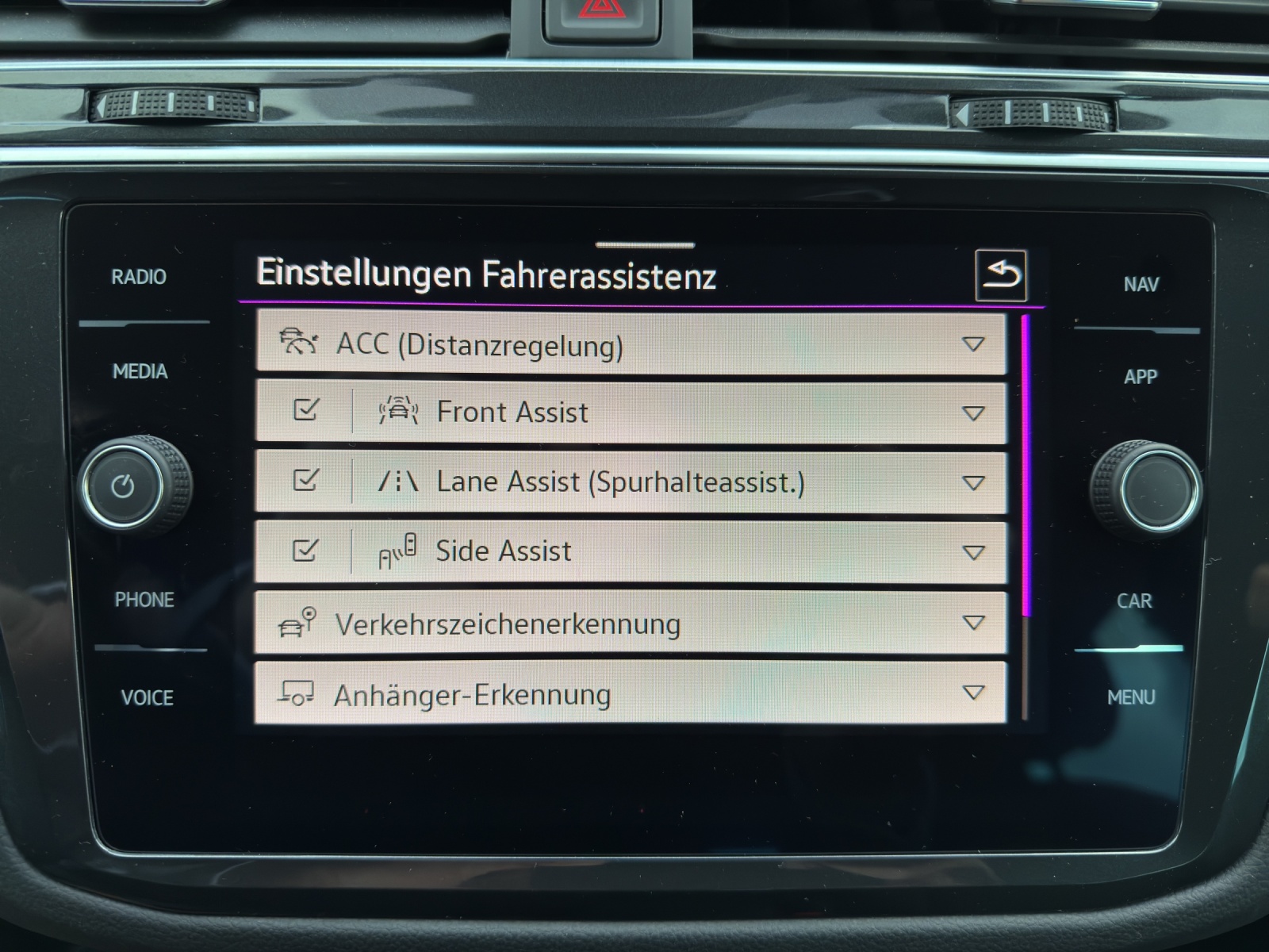 VW Tiguan 2.0 TDI SCR Elegance 4Motion DSG-image-15