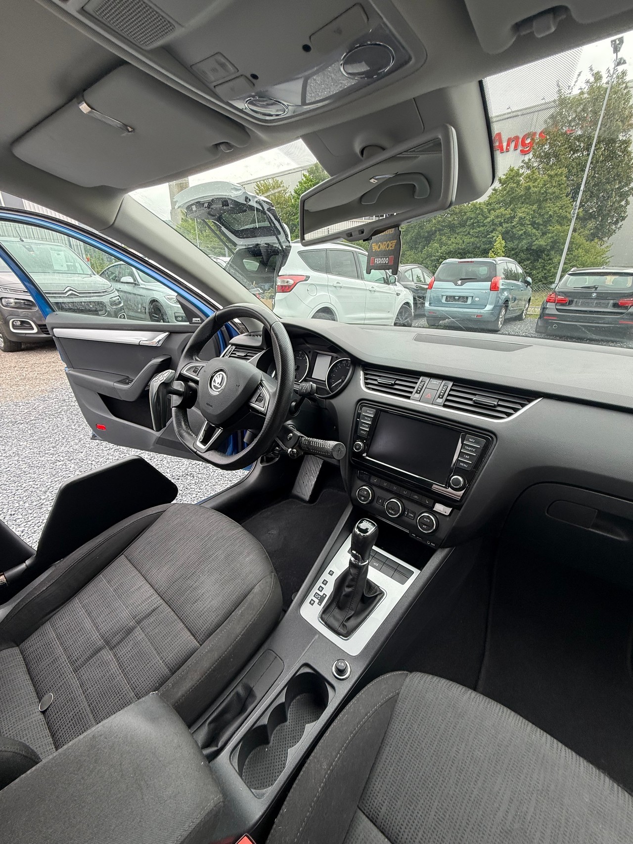 SKODA Octavia Combi 1.8 TSI Fresh DSG .behindertfahrzeug-image-5