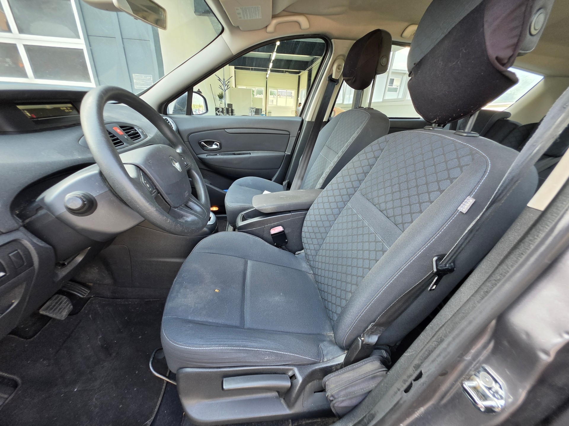 RENAULT Grand Scénic 2.0 16V Privilège X-Tronic CVT-image-9