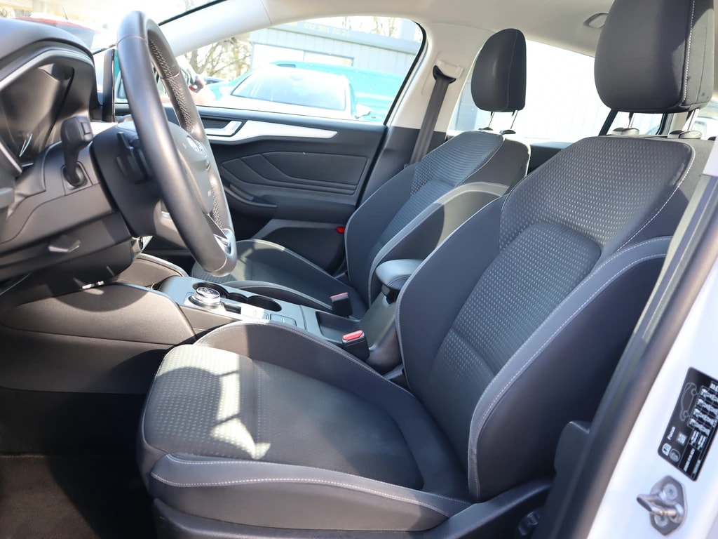 FORD Focus 1.5 TDCi Business Automatic ** Gr-Navi ** PDC V+H ** Sitzheizung ** Frisch Ab MFK & Service **-image-9