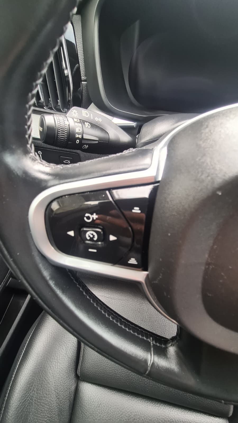 VOLVO XC60 B4 Diesel Mild Hybrid AWD Inscription Geartronic ** Voll-Leder ** Gr-Navi ** RF-Kamera ** Sitzmemory ** Lenkradheizung **-image-11