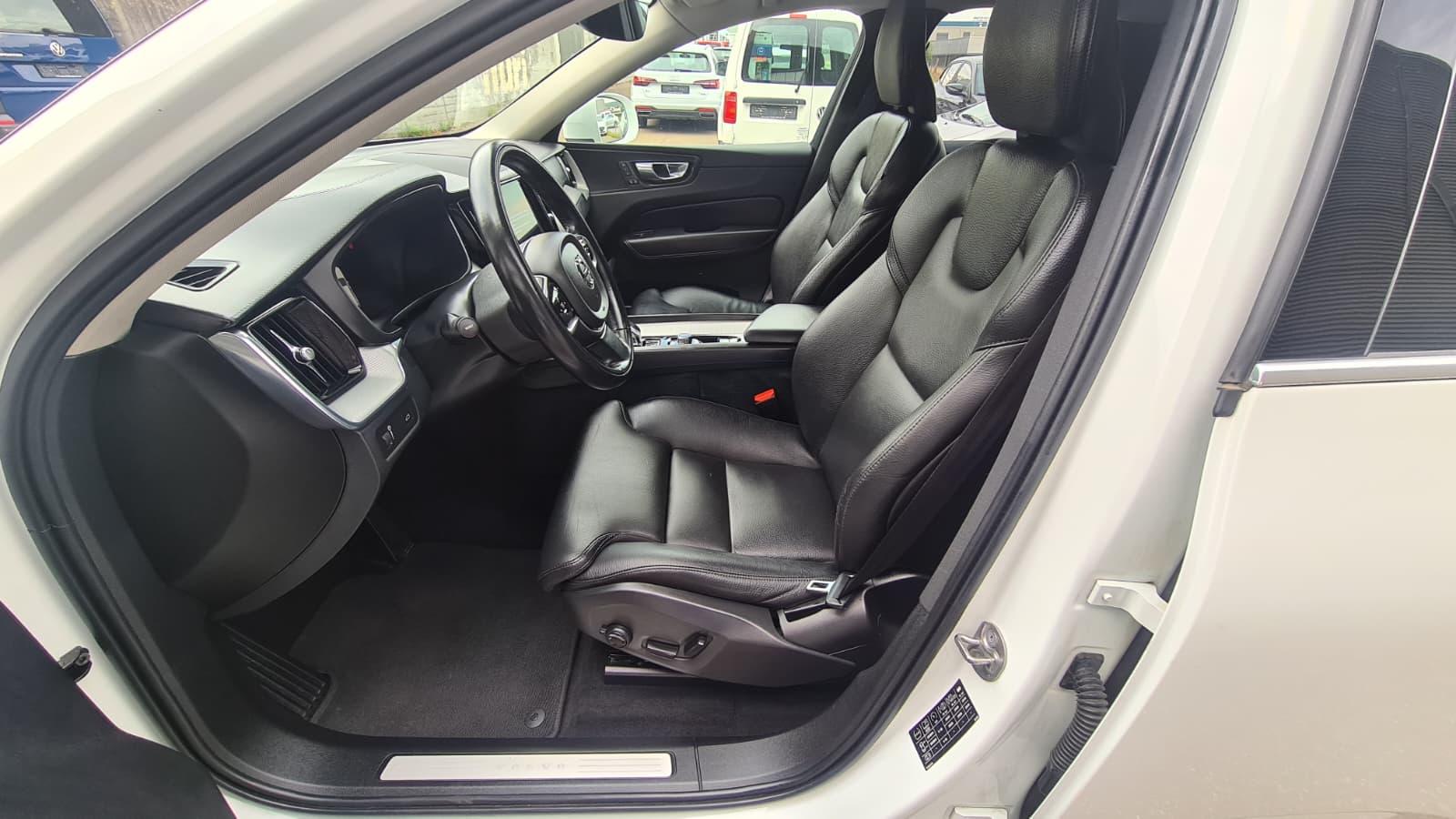 VOLVO XC60 B4 Diesel Mild Hybrid AWD Inscription Geartronic ** Voll-Leder ** Gr-Navi ** RF-Kamera ** Sitzmemory ** Lenkradheizung **-image-17