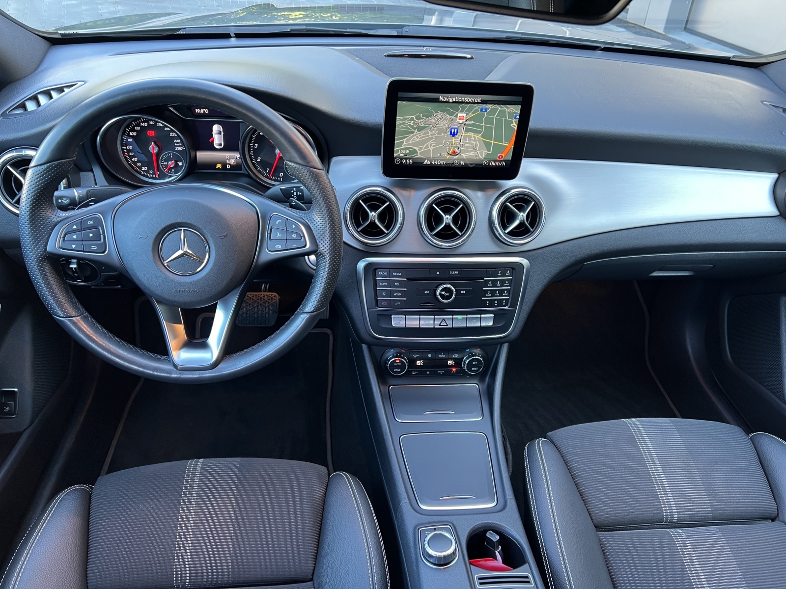 MERCEDES-BENZ CLA 200 Night Star 7G-DCT-image-9