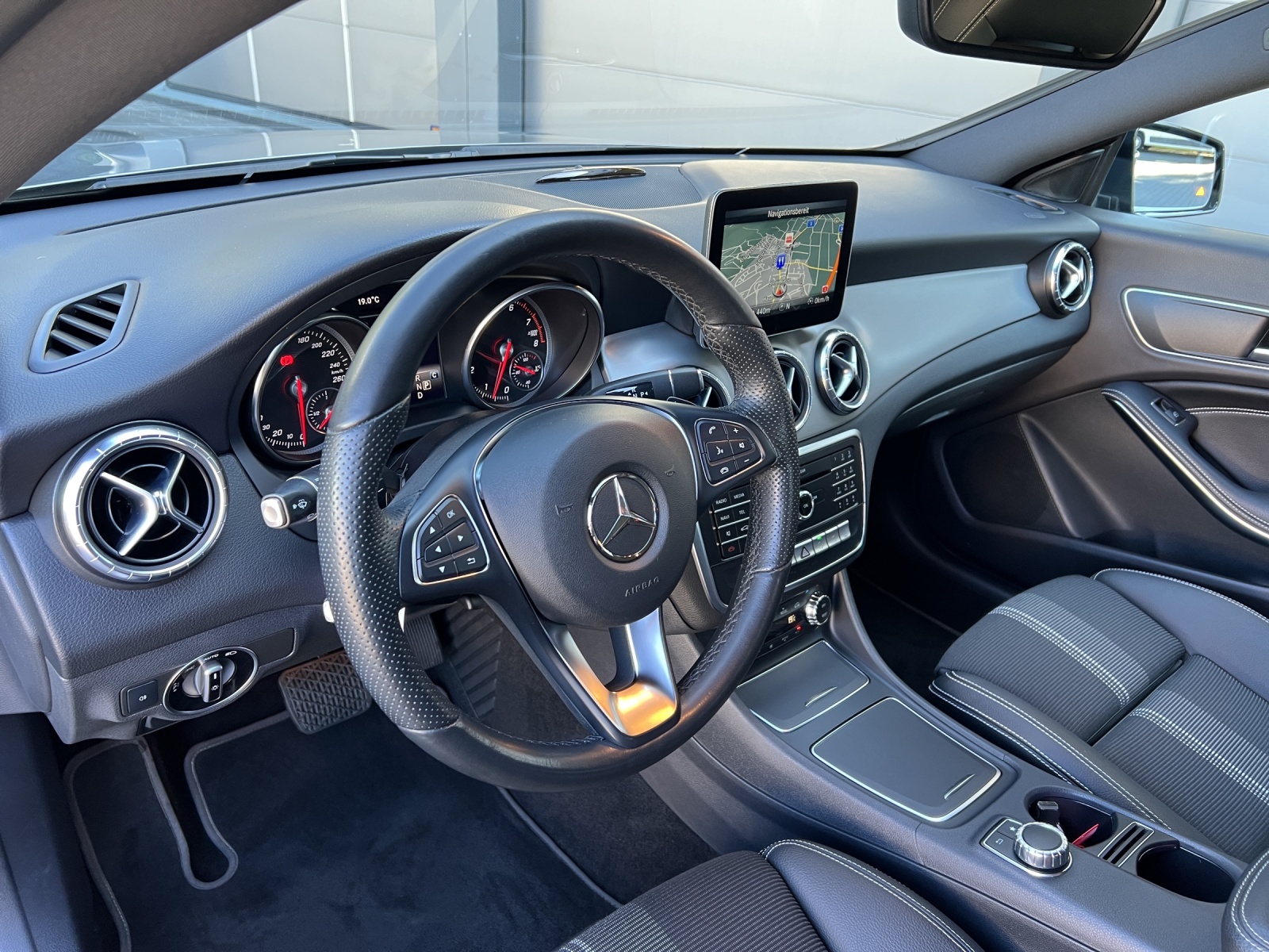 MERCEDES-BENZ CLA 200 Night Star 7G-DCT-image-10