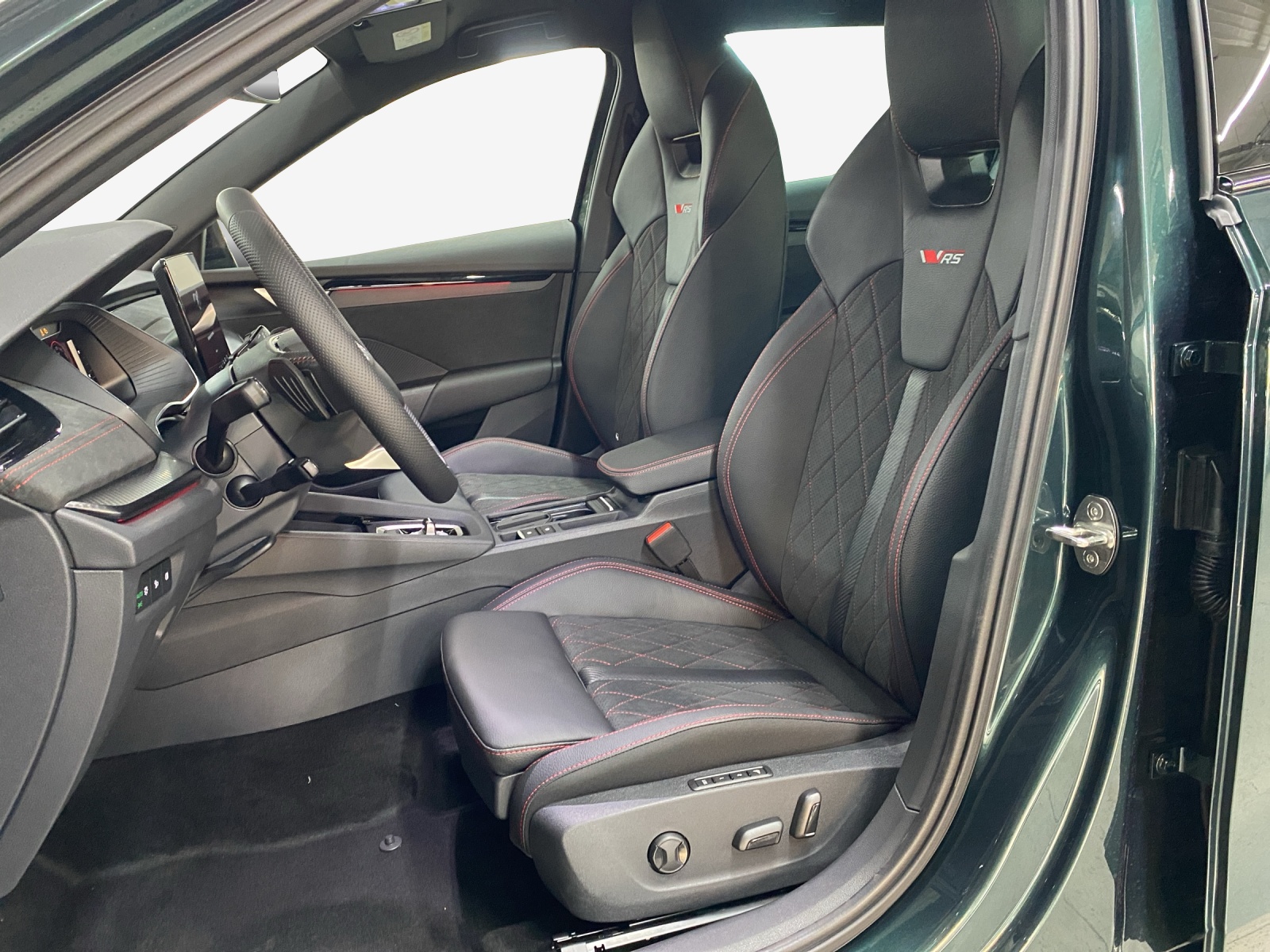 SKODA Octavia Combi 2.0 TSI DSG RS 30 Years Edition-image-7