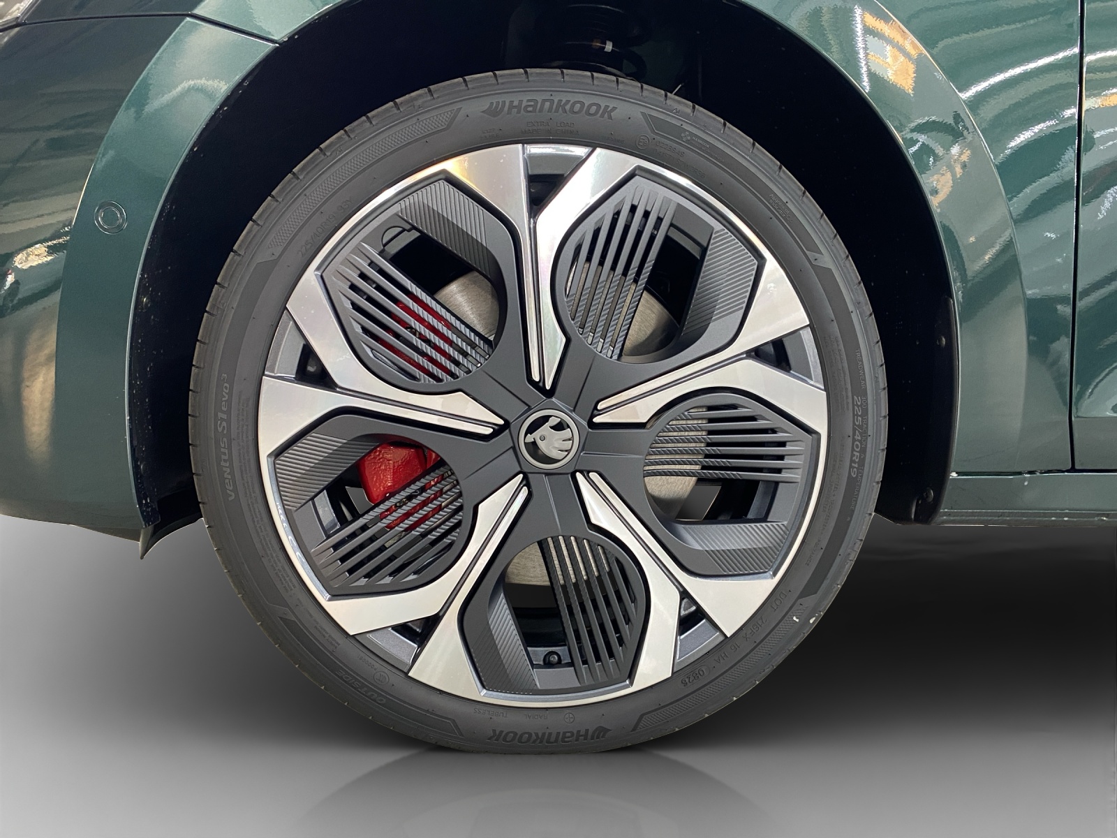 SKODA Octavia Combi 2.0 TSI DSG RS 30 Years Edition-image-15
