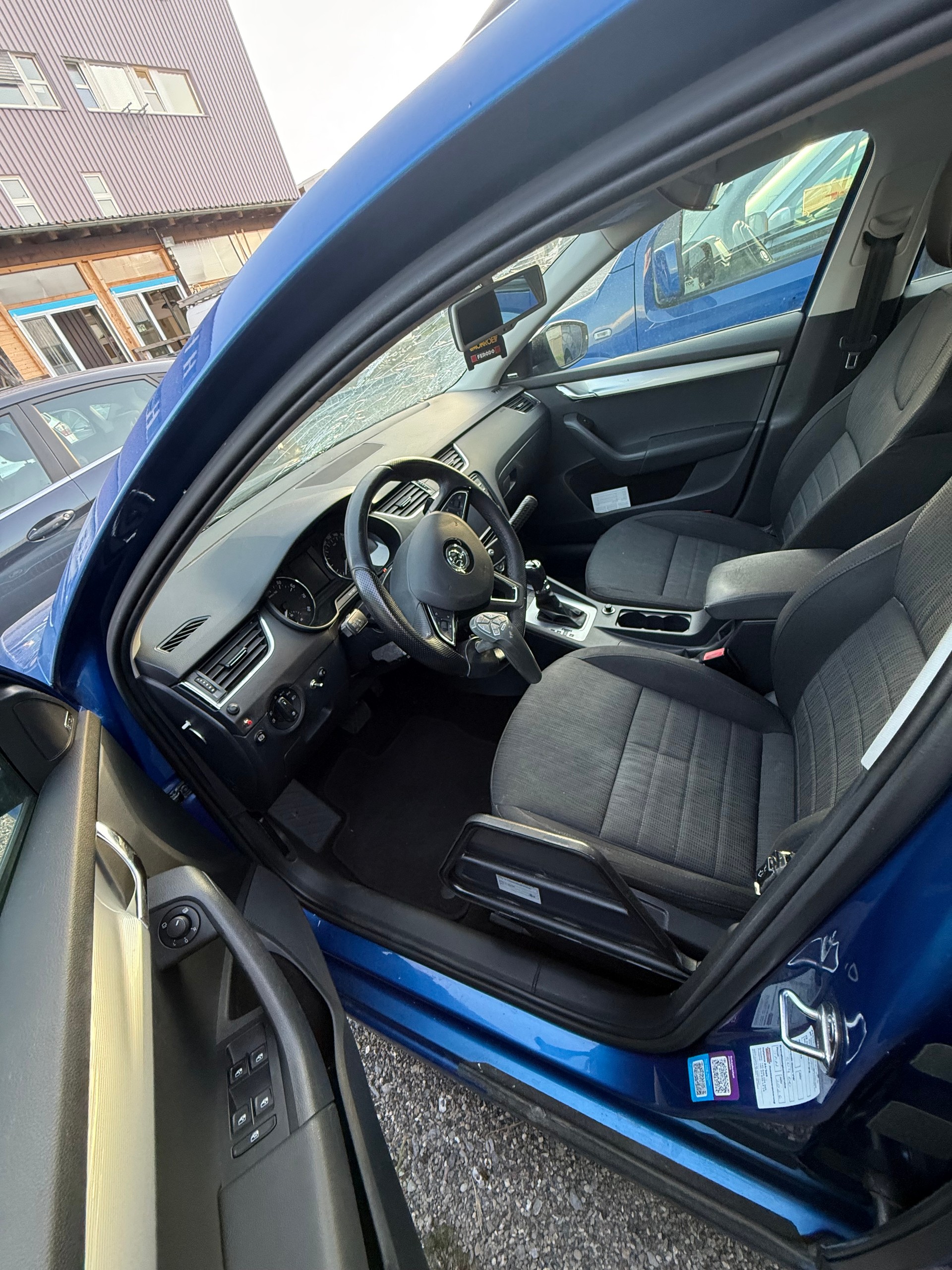SKODA Octavia Combi 1.8 TSI Fresh DSG-image-2