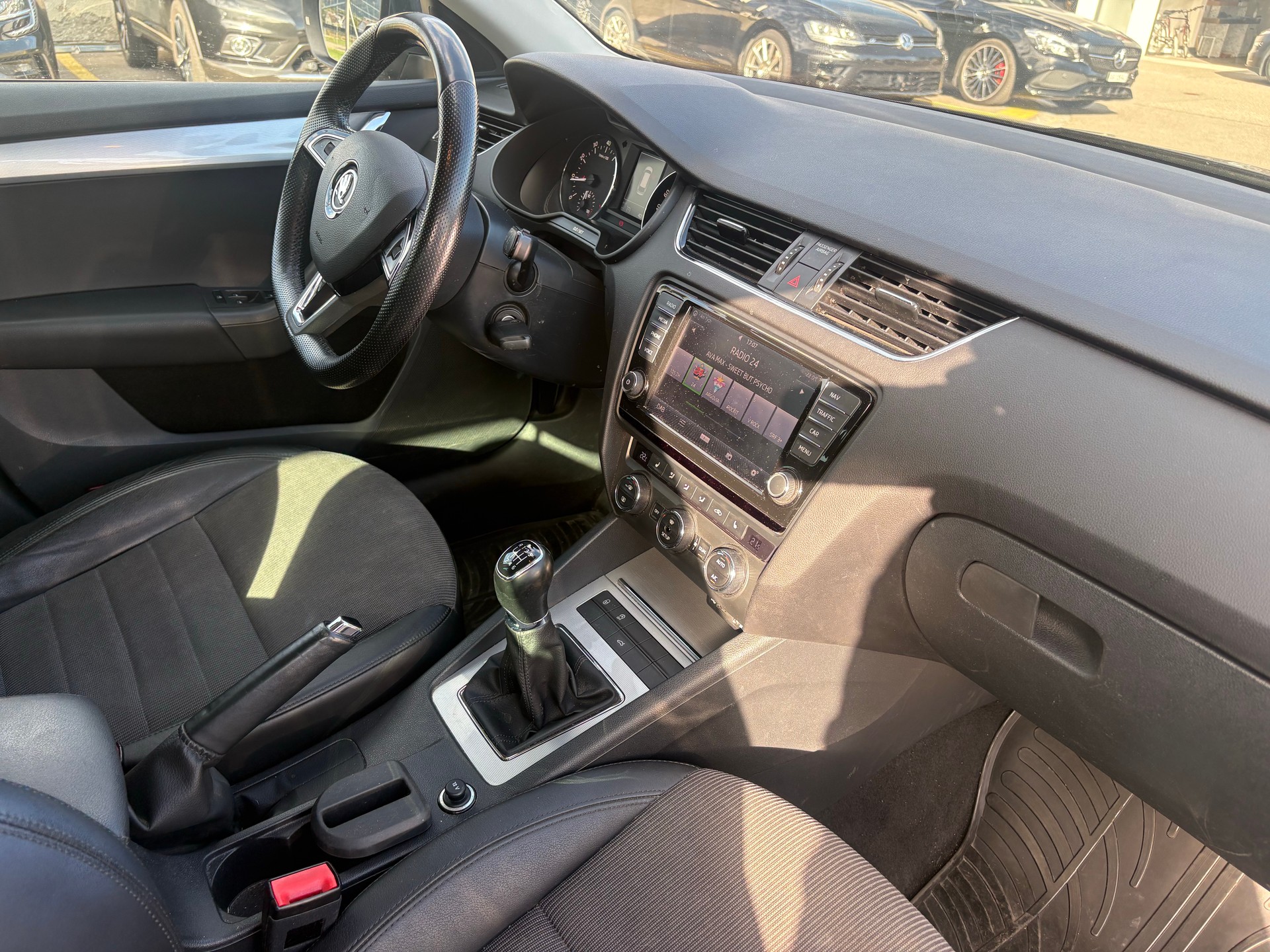 SKODA Octavia Combi 1.8 TSI Elegance-image-3