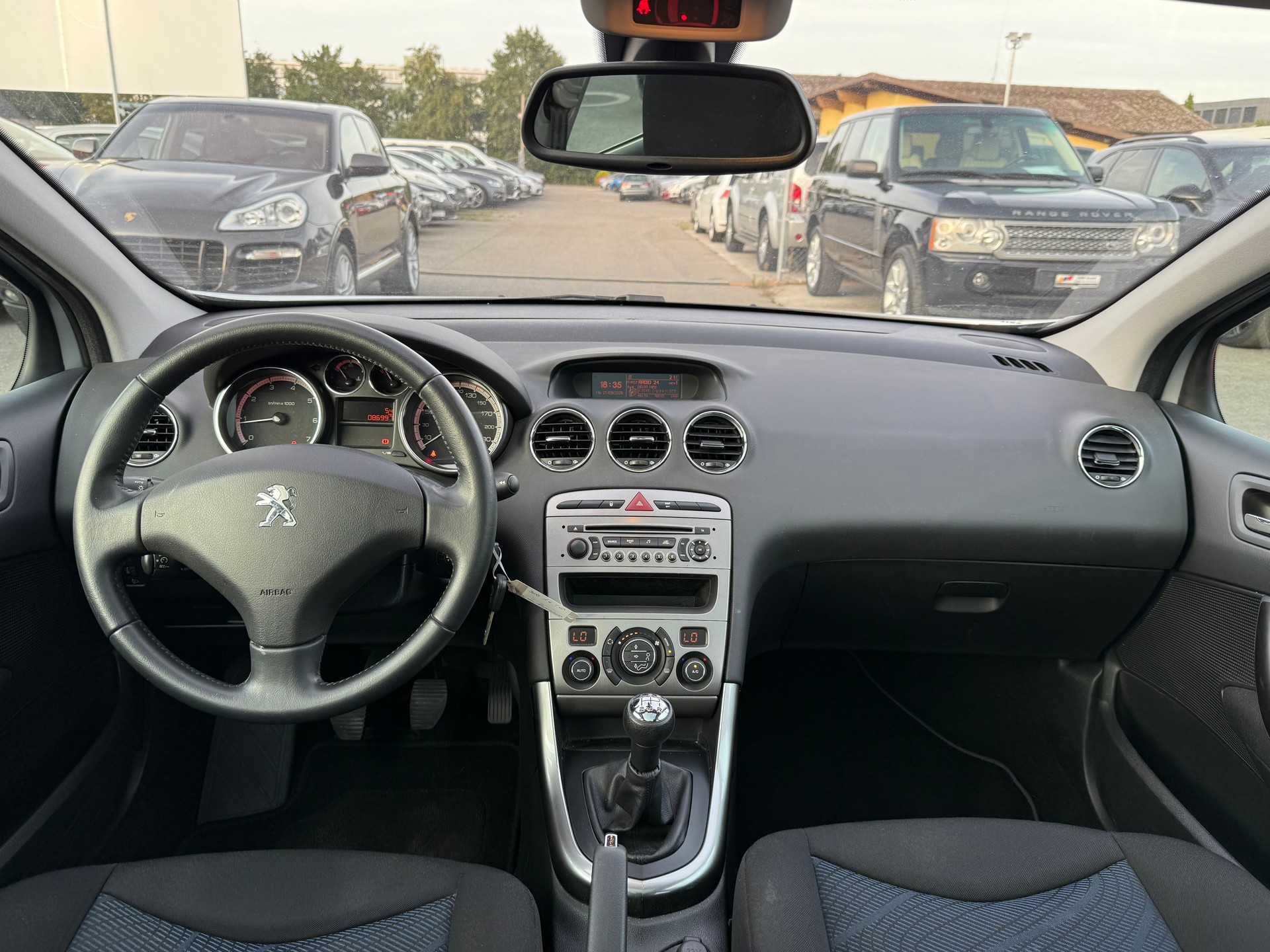 PEUGEOT 308 1.6 16V VTI Active / Frisch ab MFK / 8-fach bereift / TOP ZUSTAND / PDC / Panoramadach / Klimaautomatik-image-8