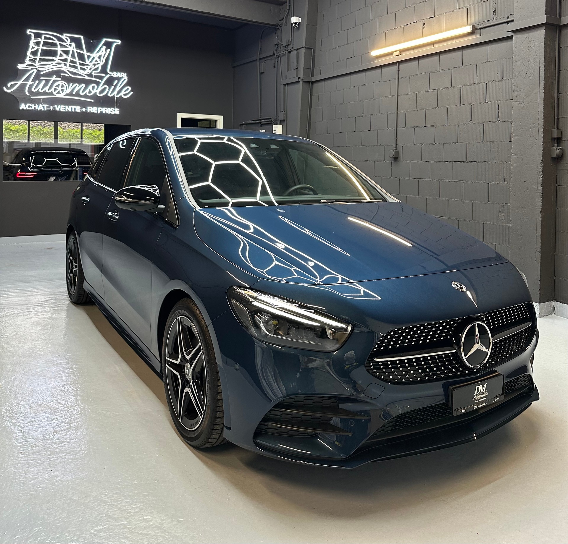 MERCEDES-BENZ B 200 AMG Line 7G-DCT // Carbone // Burmester // VĂ©hicule🇨đź‡Service gratuit // Leasing dès 420.- // Garantie-image-2