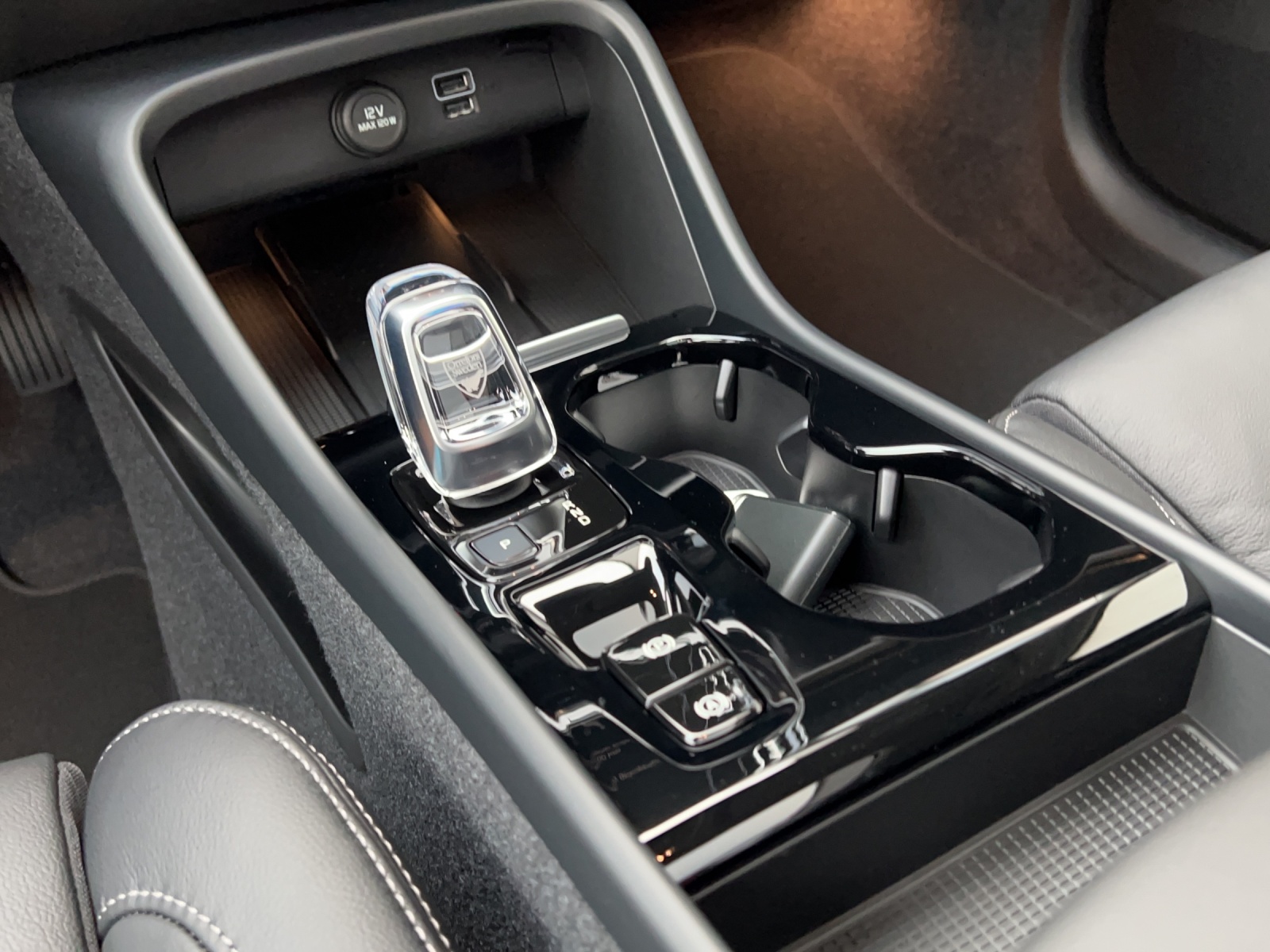 VOLVO XC40 1.5 T5 PiH Inscription-image-8