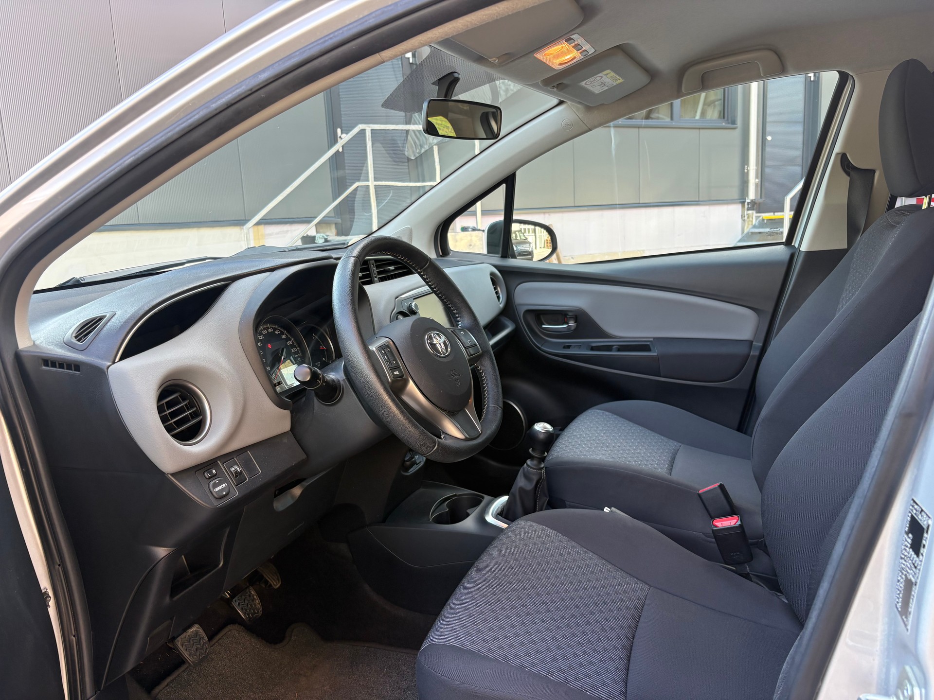 TOYOTA Yaris 1.33 Luna-image-6