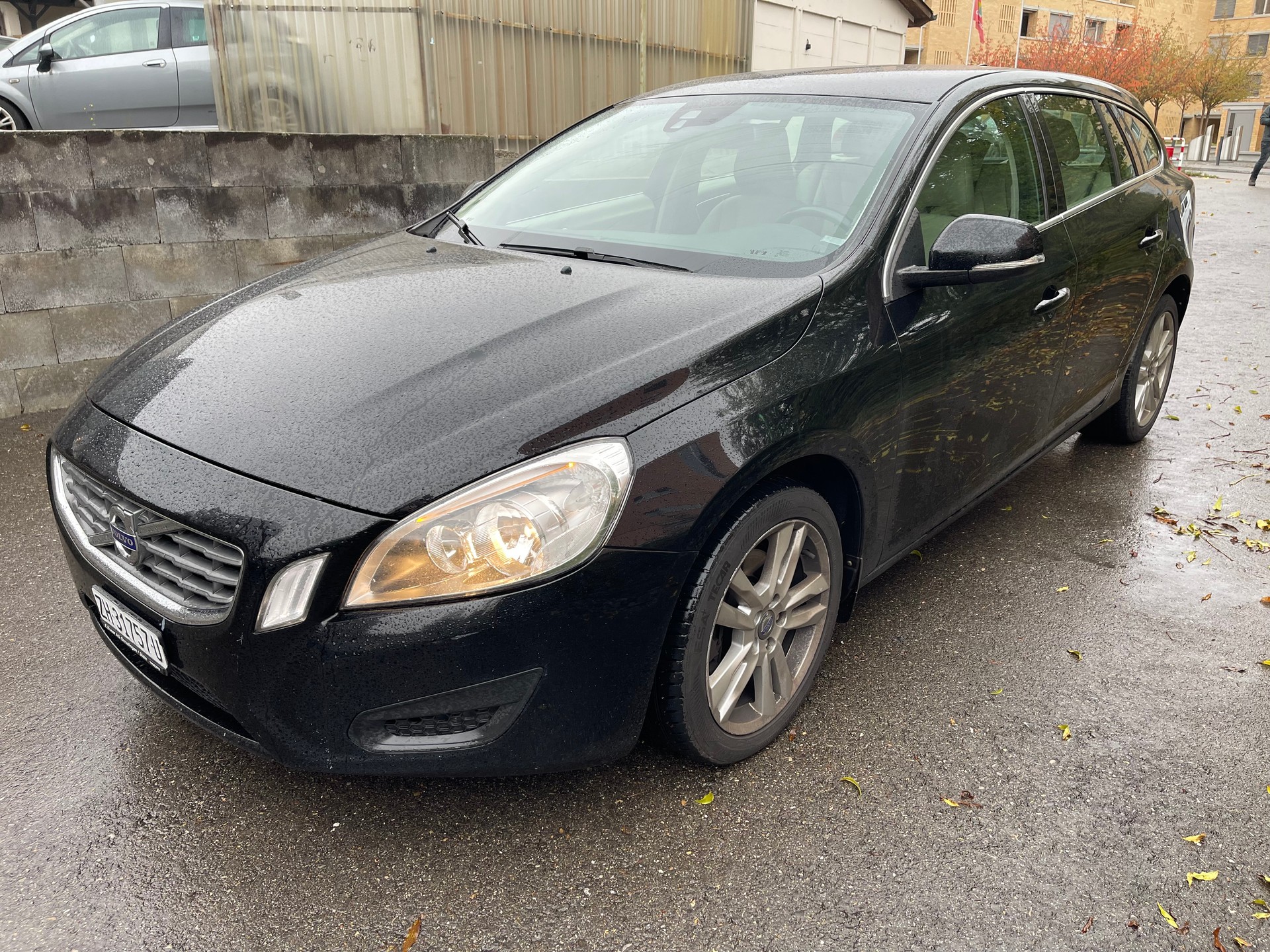 VOLVO V60 D3 Geartronic-image-0