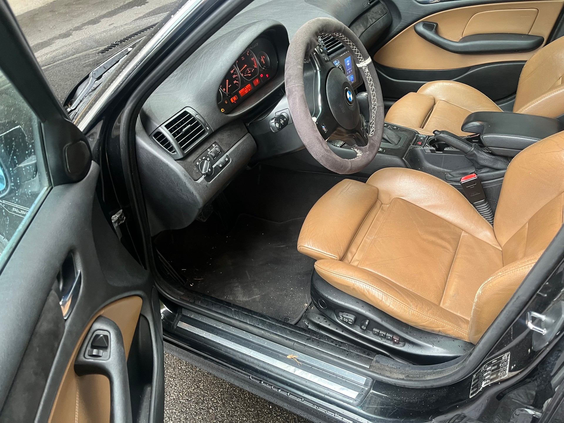 BMW 330xi-image-13