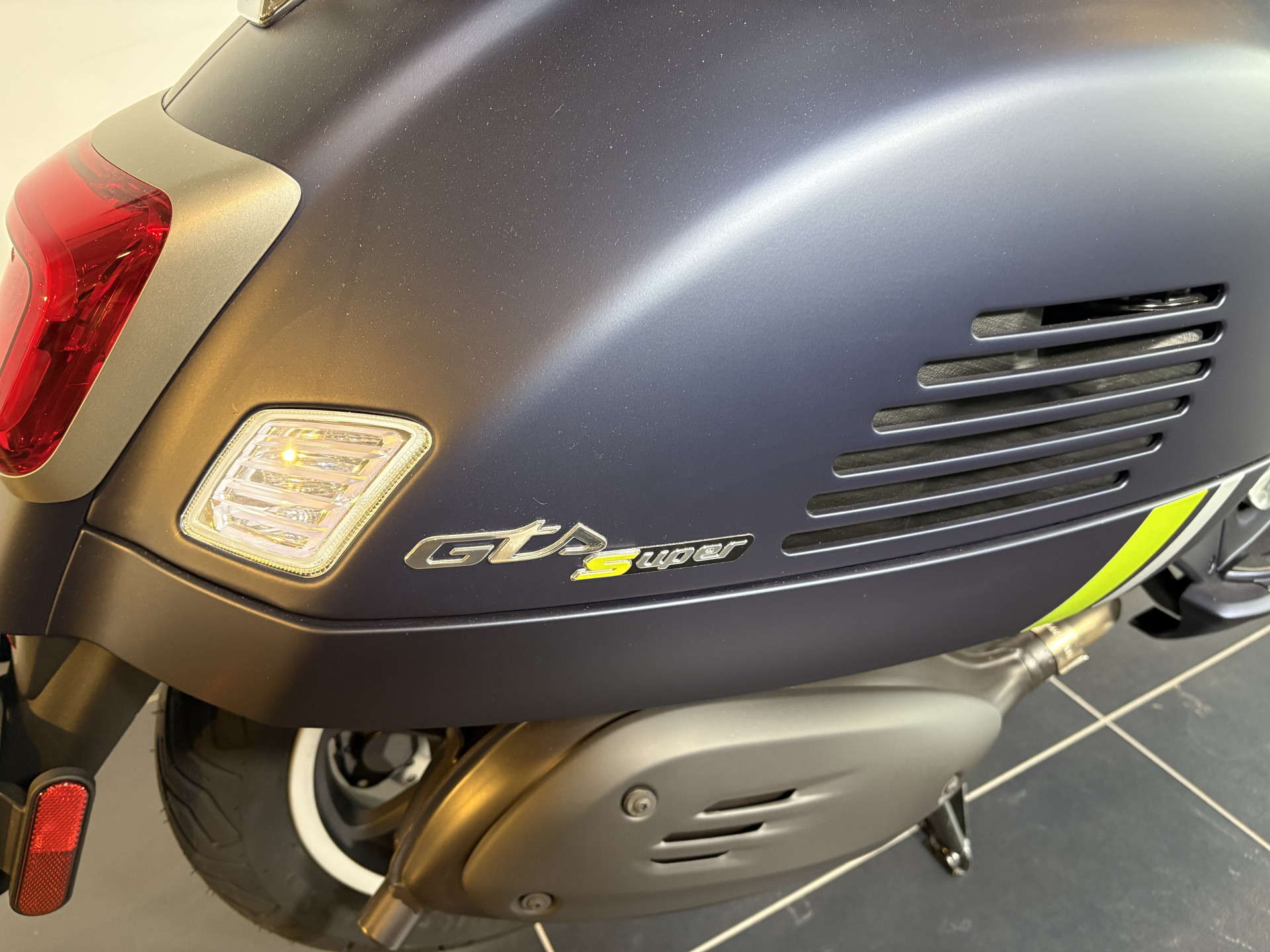 PIAGGIO Vespa GTS 300 HPE Super Tech-showroom-element-2