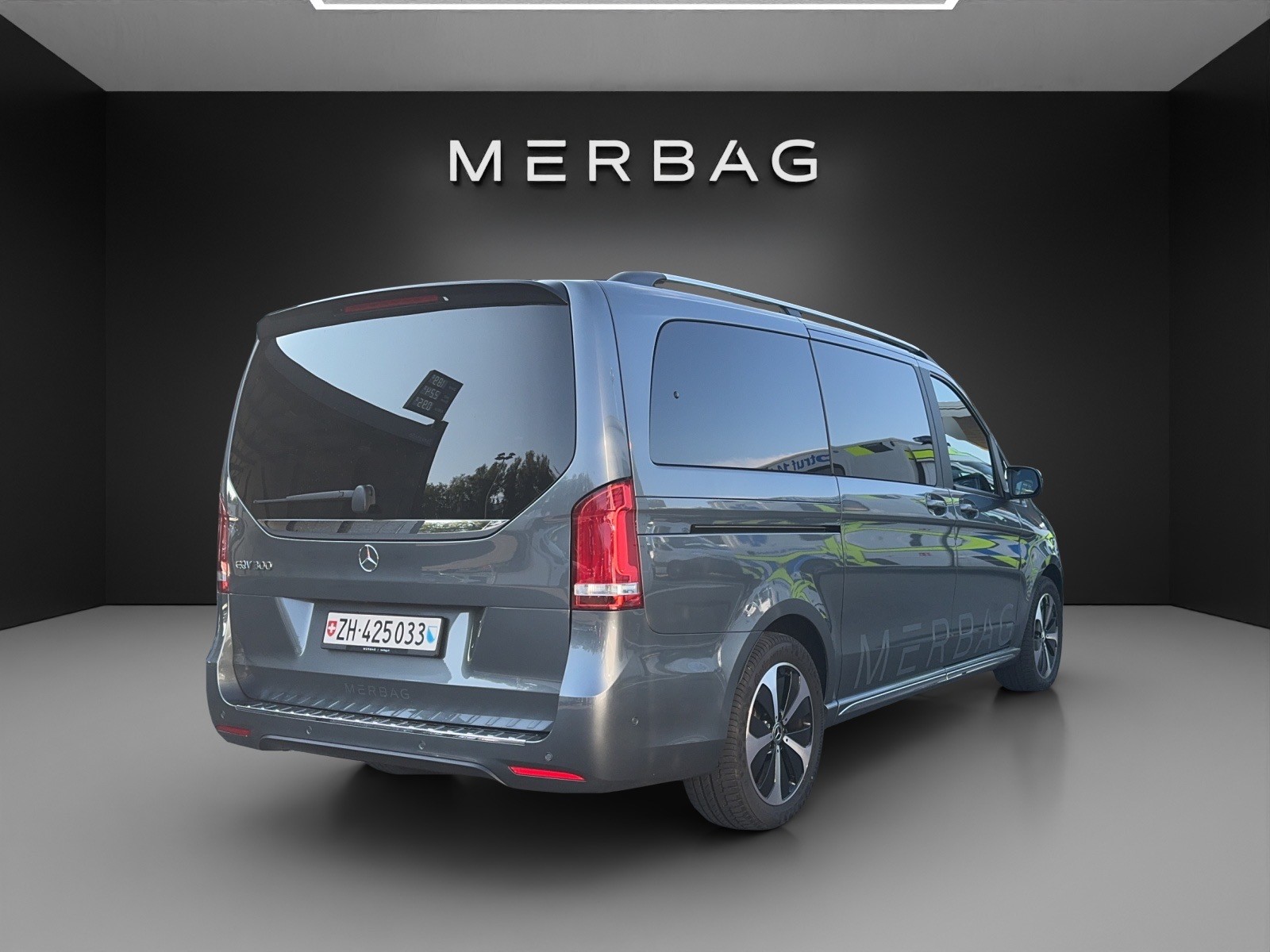 MERCEDES-BENZ EQV 300 lang-image-1