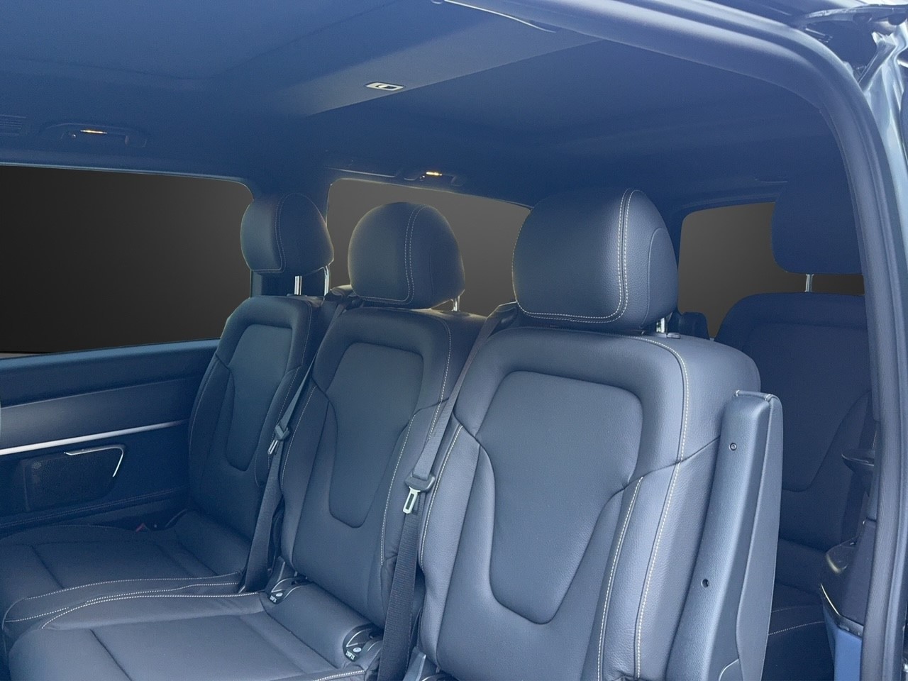 MERCEDES-BENZ EQV 300 lang-image-9