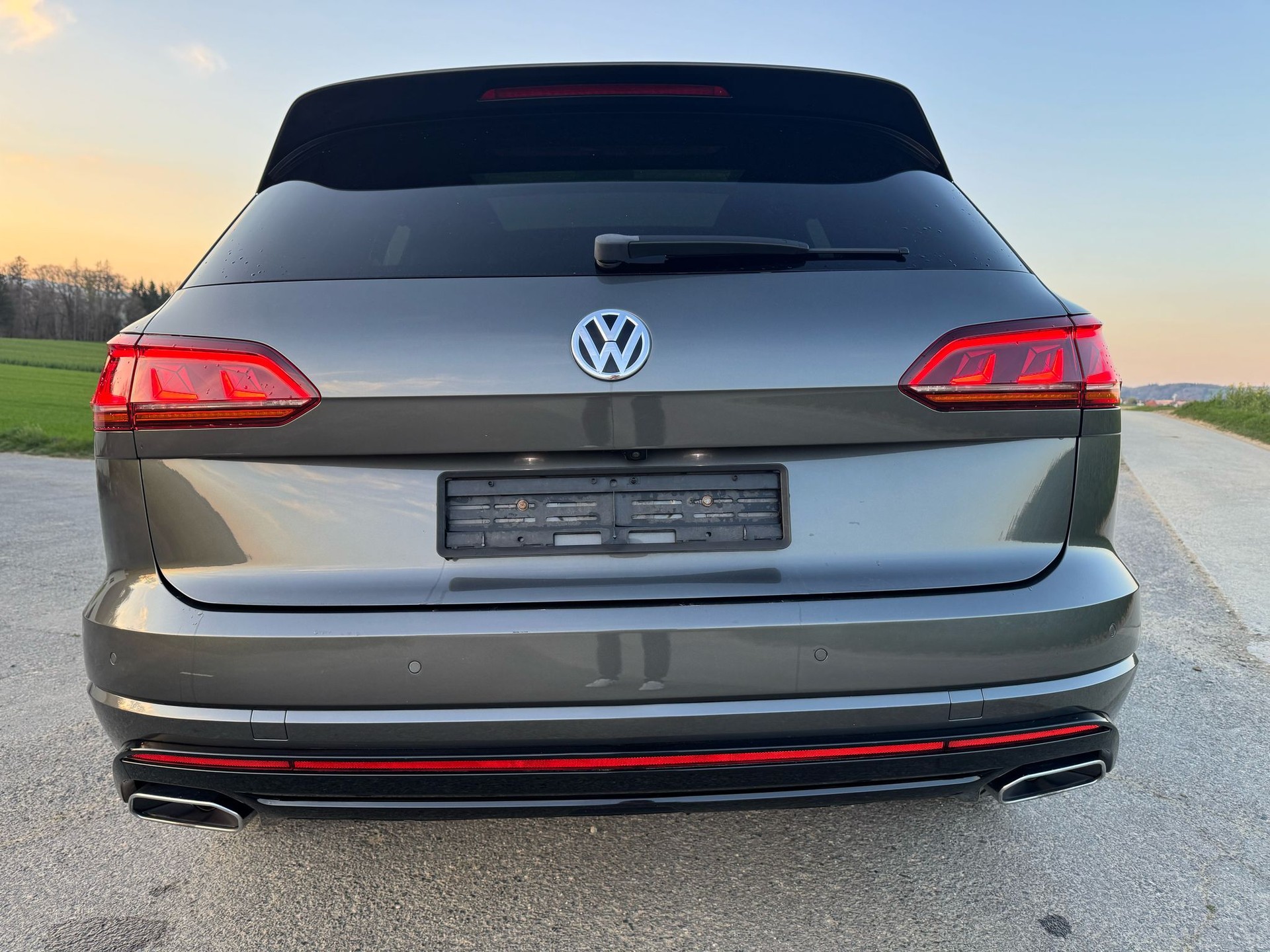 VW Touareg 3.0 TDI R Line Tiptronic-image-5