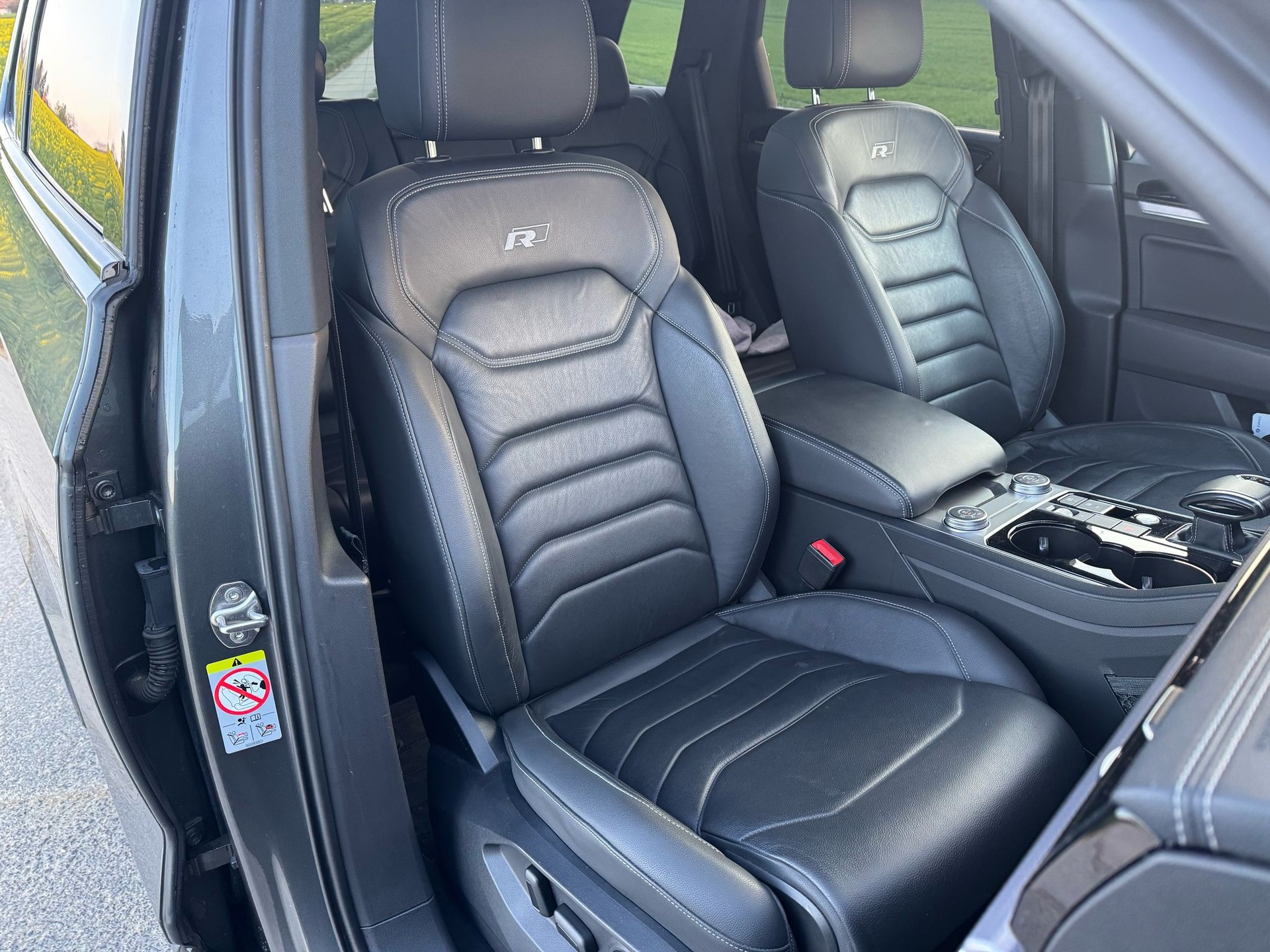 VW Touareg 3.0 TDI R Line Tiptronic-image-2