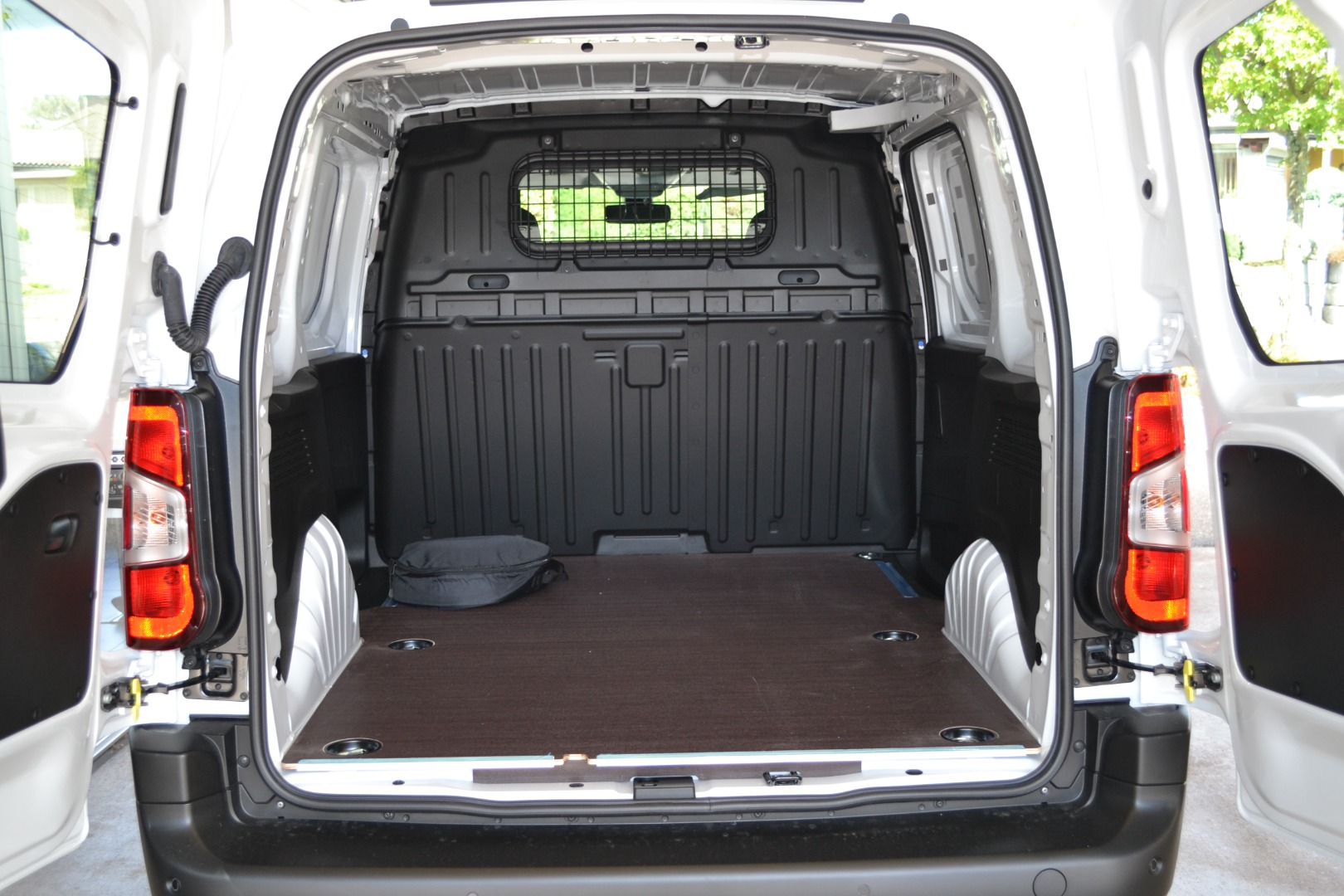 PEUGEOT e-Partner Long 50kWh Premium-image-5