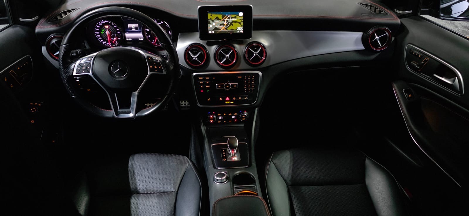 MERCEDES-BENZ GLA 45 AMG 4Matic 7G-DCT *CH-Fahrzeug*-image-14