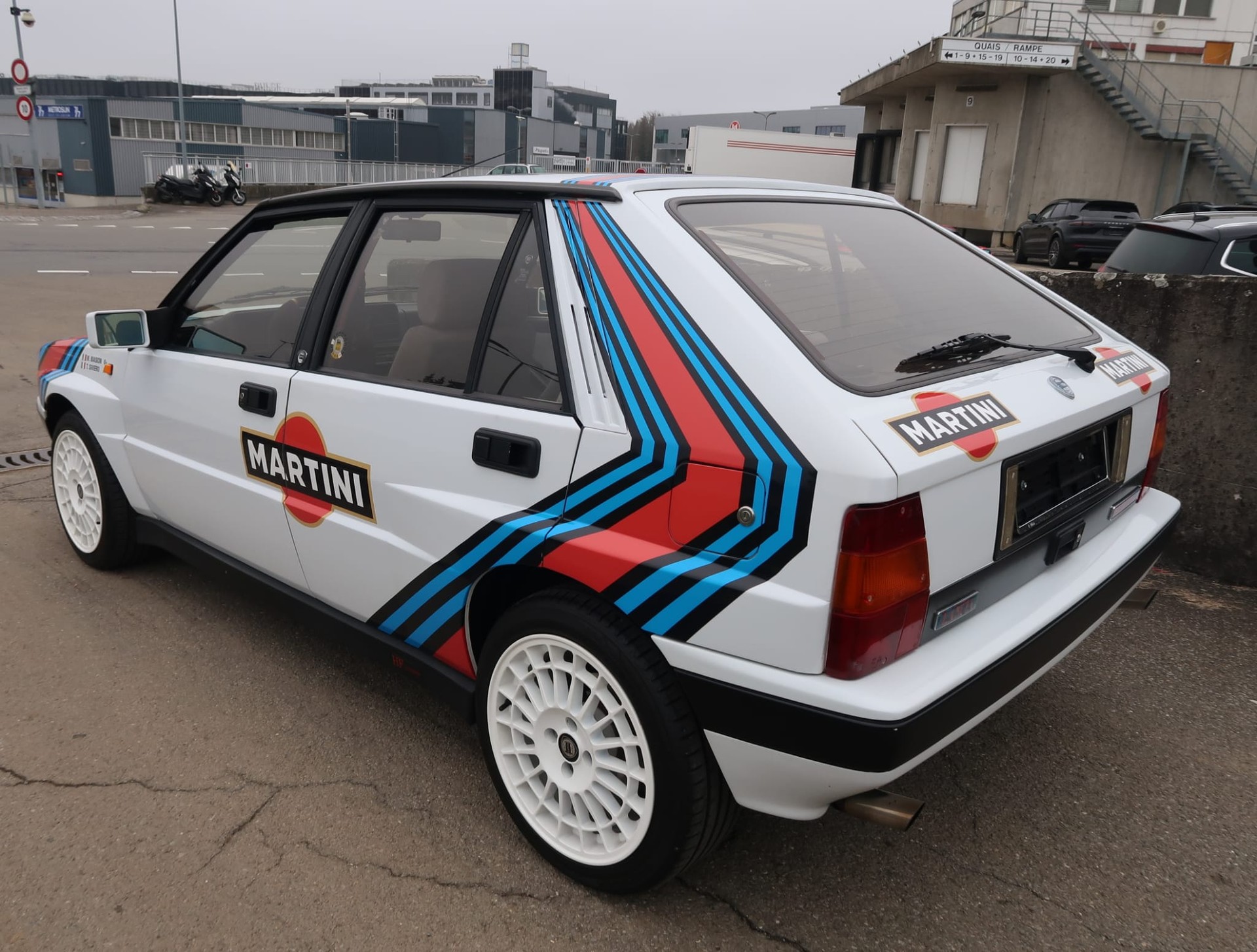 LANCIA Delta HF Integrale ABS - Etat d'origine remarquable - Ligne magistrale et combinaison de couleurs Martini (vétéran)-showroom-element-3