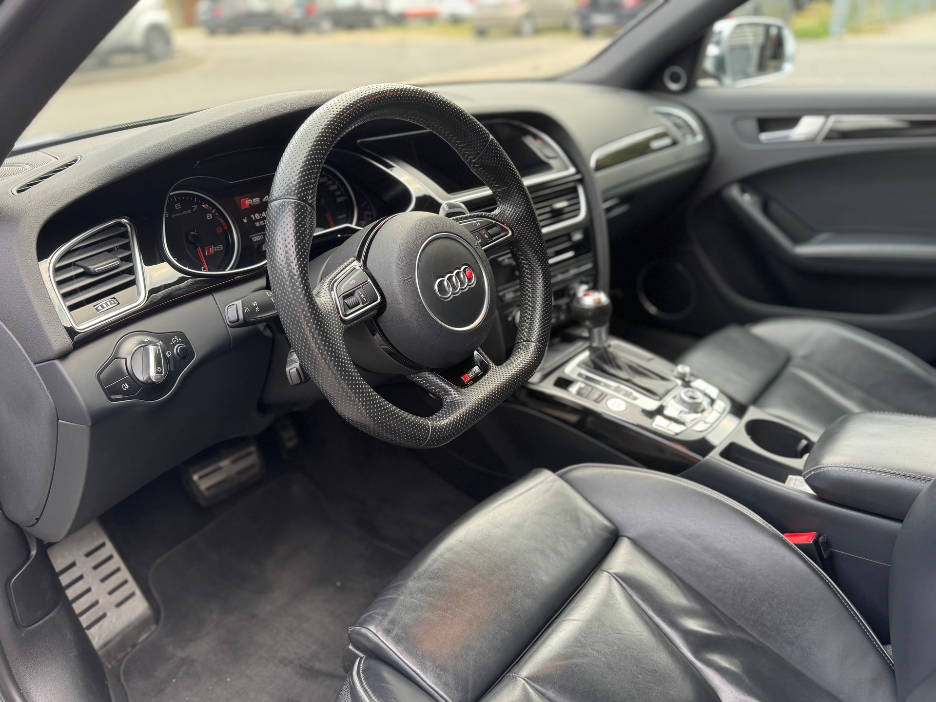 AUDI RS4 Avant 4.2 FSI V8 quattro S-tronic-image-5