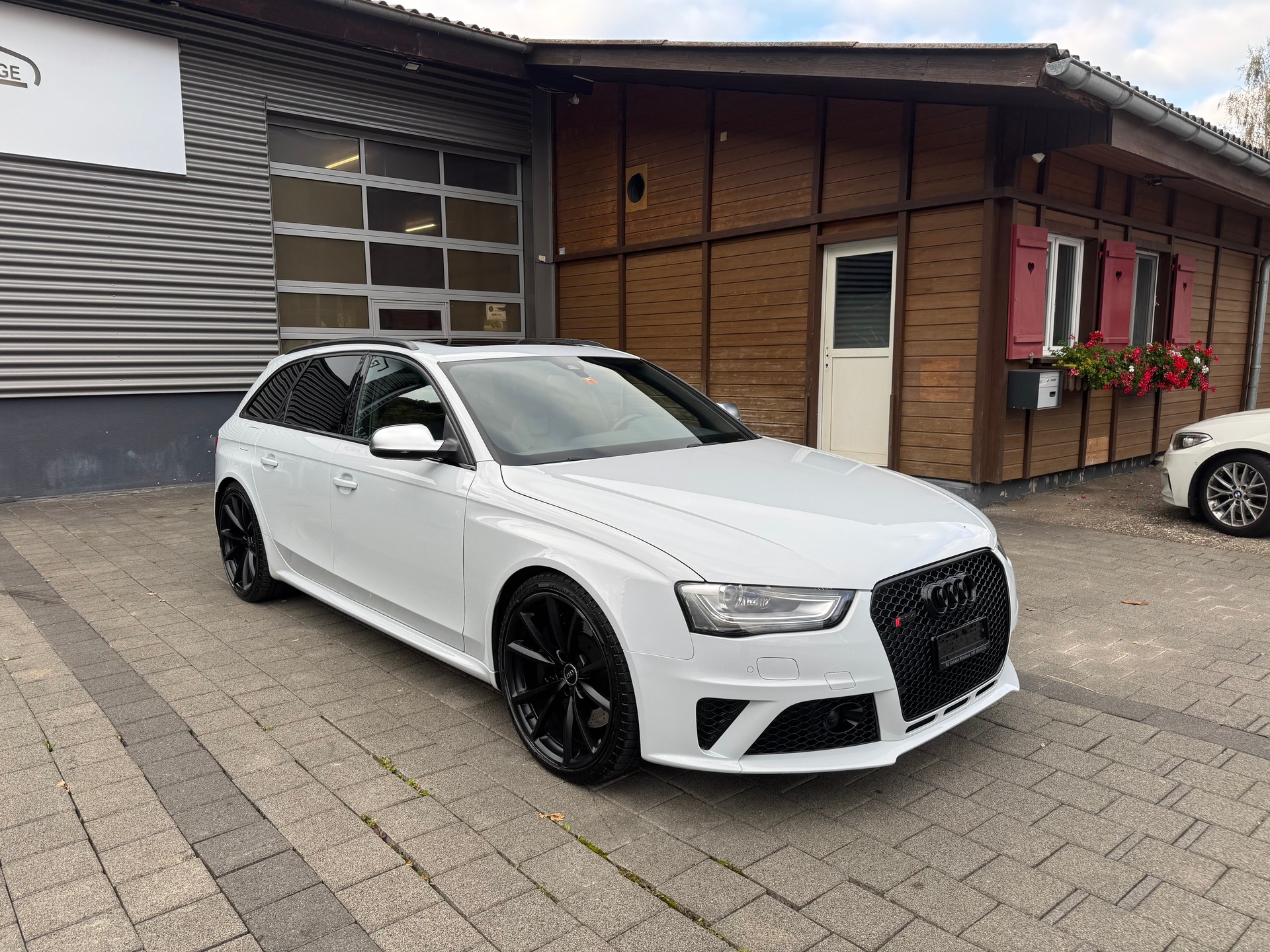 AUDI RS4 Avant 4.2 FSI V8 quattro S-tronic-image-2