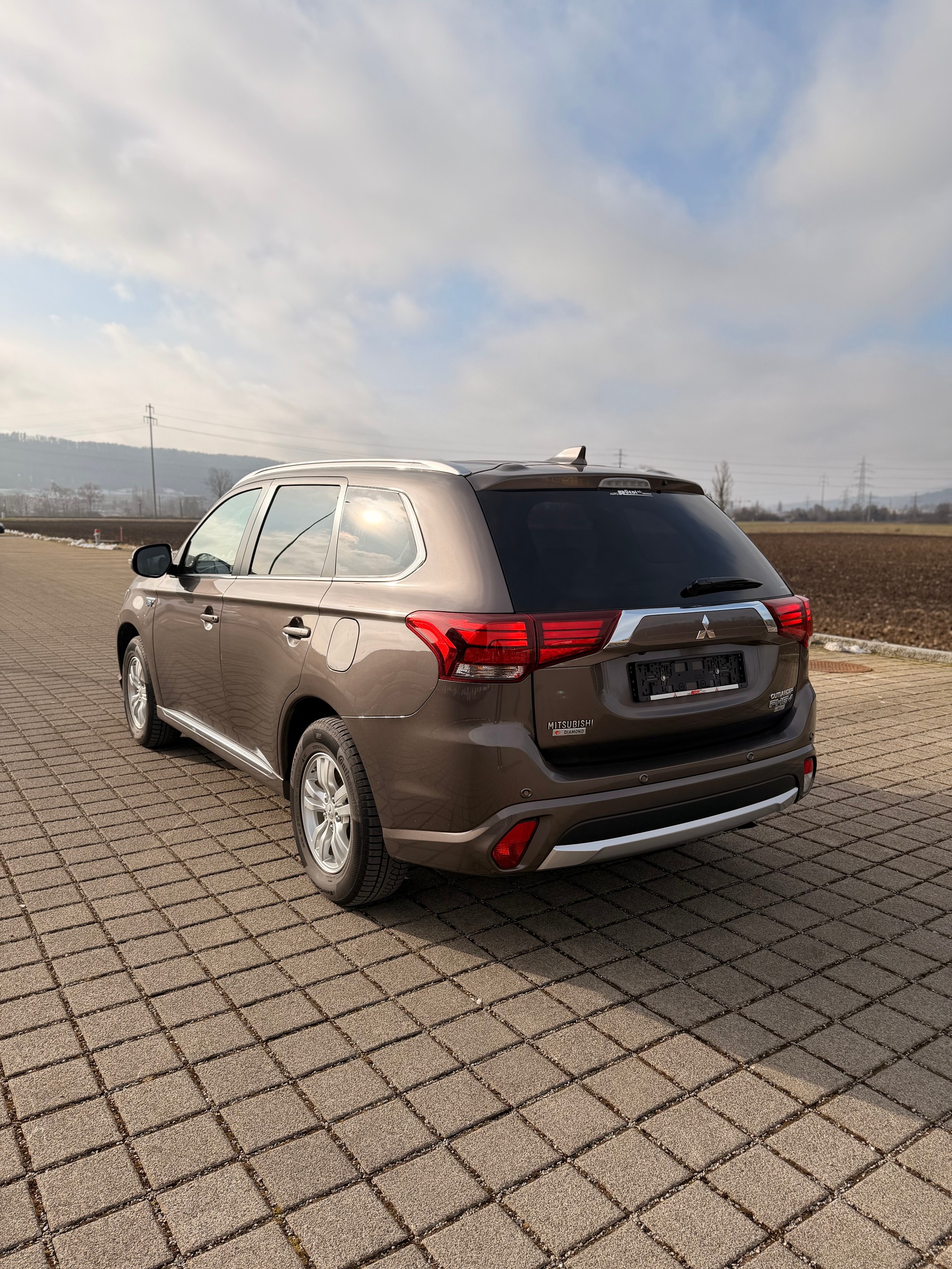 MITSUBISHI Outlander 2.0 PHEV Diamond 4WD Automatic-image-6