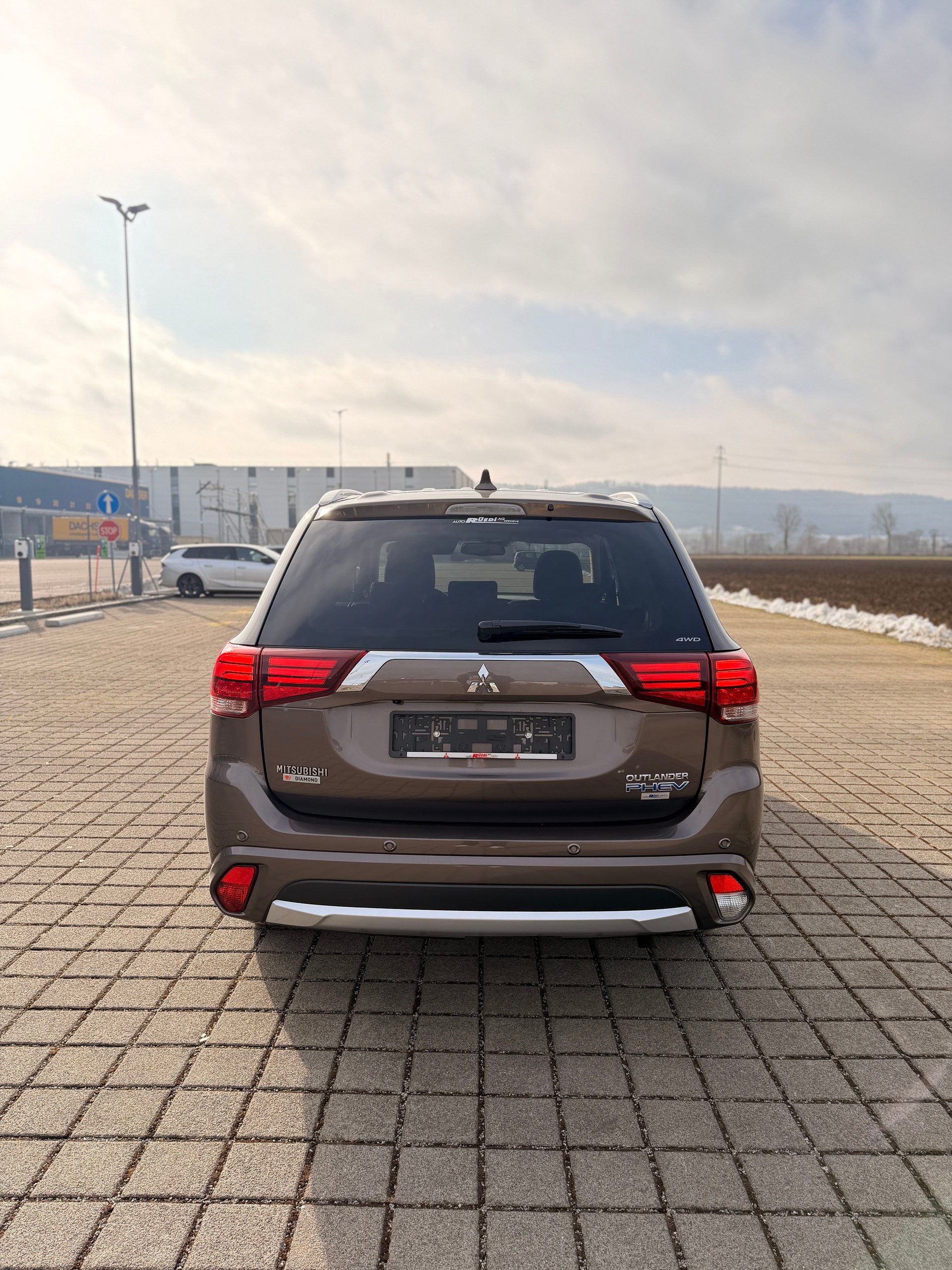 MITSUBISHI Outlander 2.0 PHEV Diamond 4WD Automatic-image-5