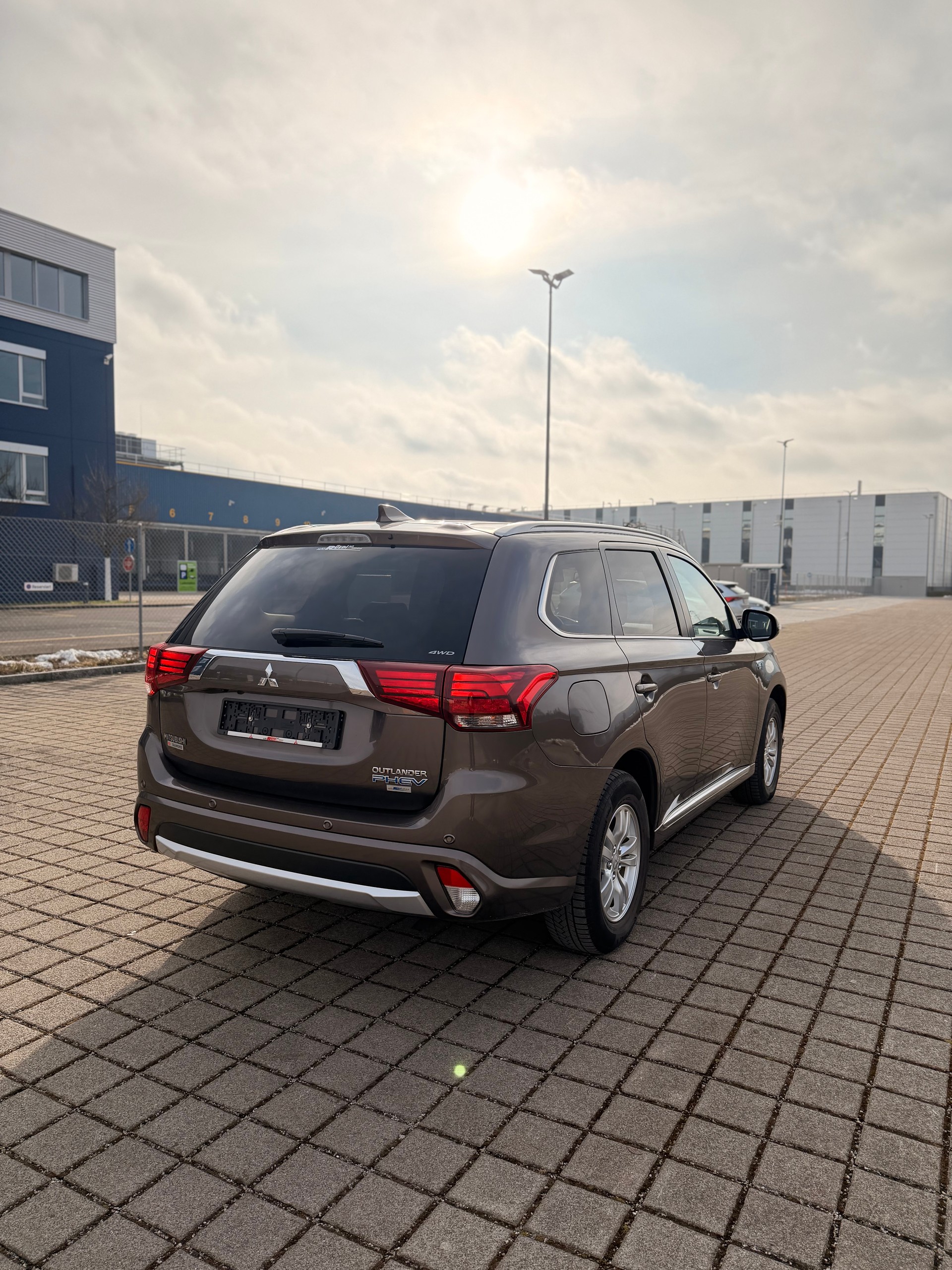 MITSUBISHI Outlander 2.0 PHEV Diamond 4WD Automatic-image-4