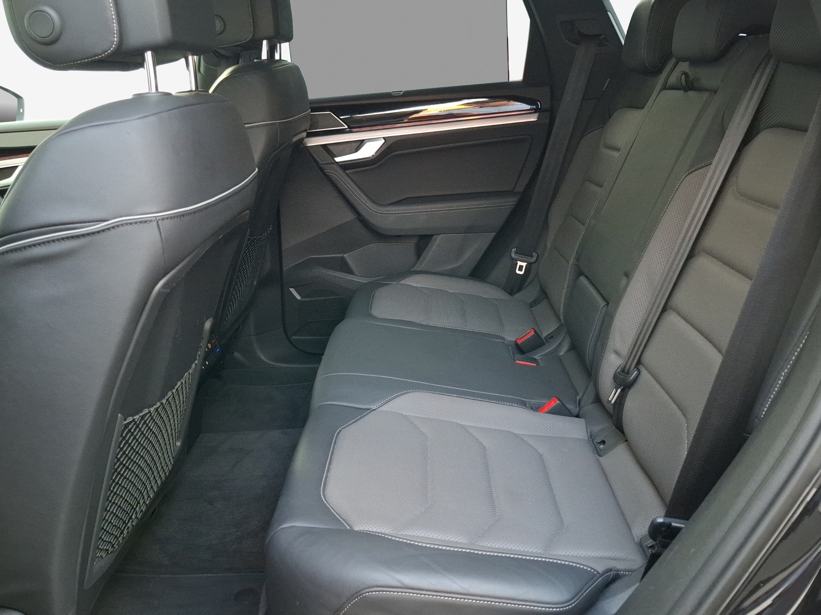 VW Touareg 3.0 TSI R-Line Tiptronic-image-11