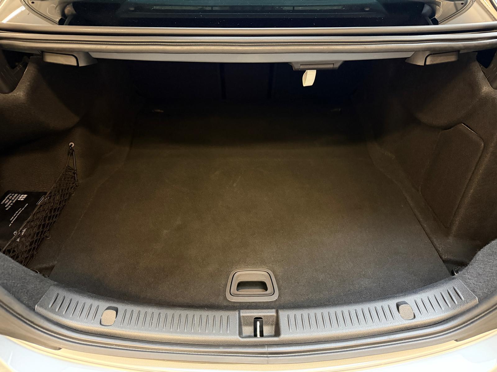 MERCEDES-BENZ E 200 d AMG Line-image-18