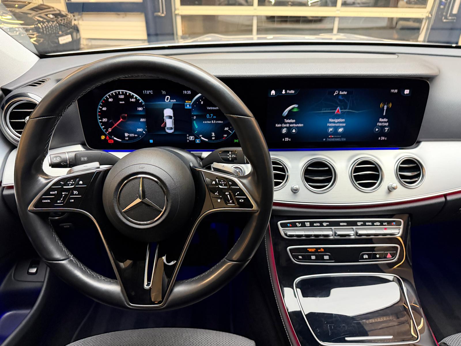 MERCEDES-BENZ E 200 d AMG Line-image-12