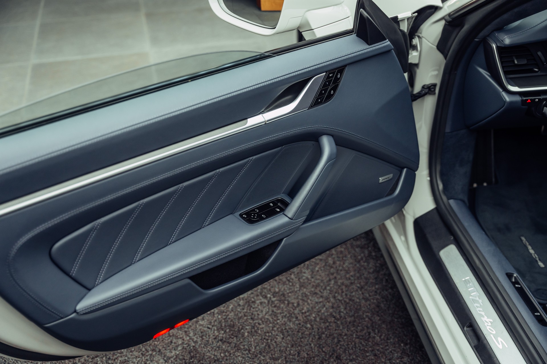 PORSCHE 911 Turbo S PDK-image-7