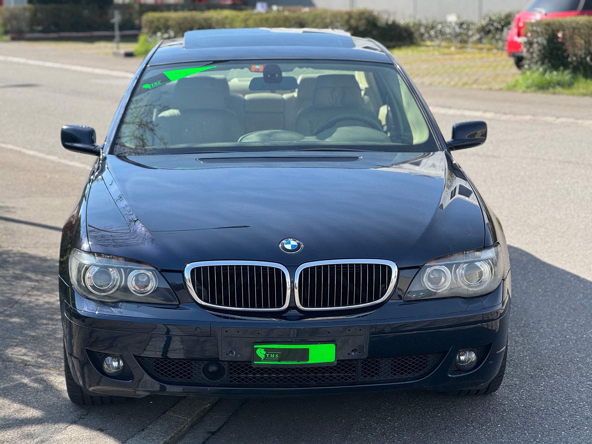 BMW 750i-image-1