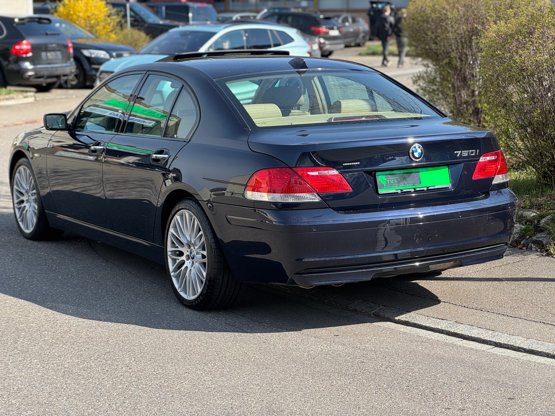 BMW 750i-image-5